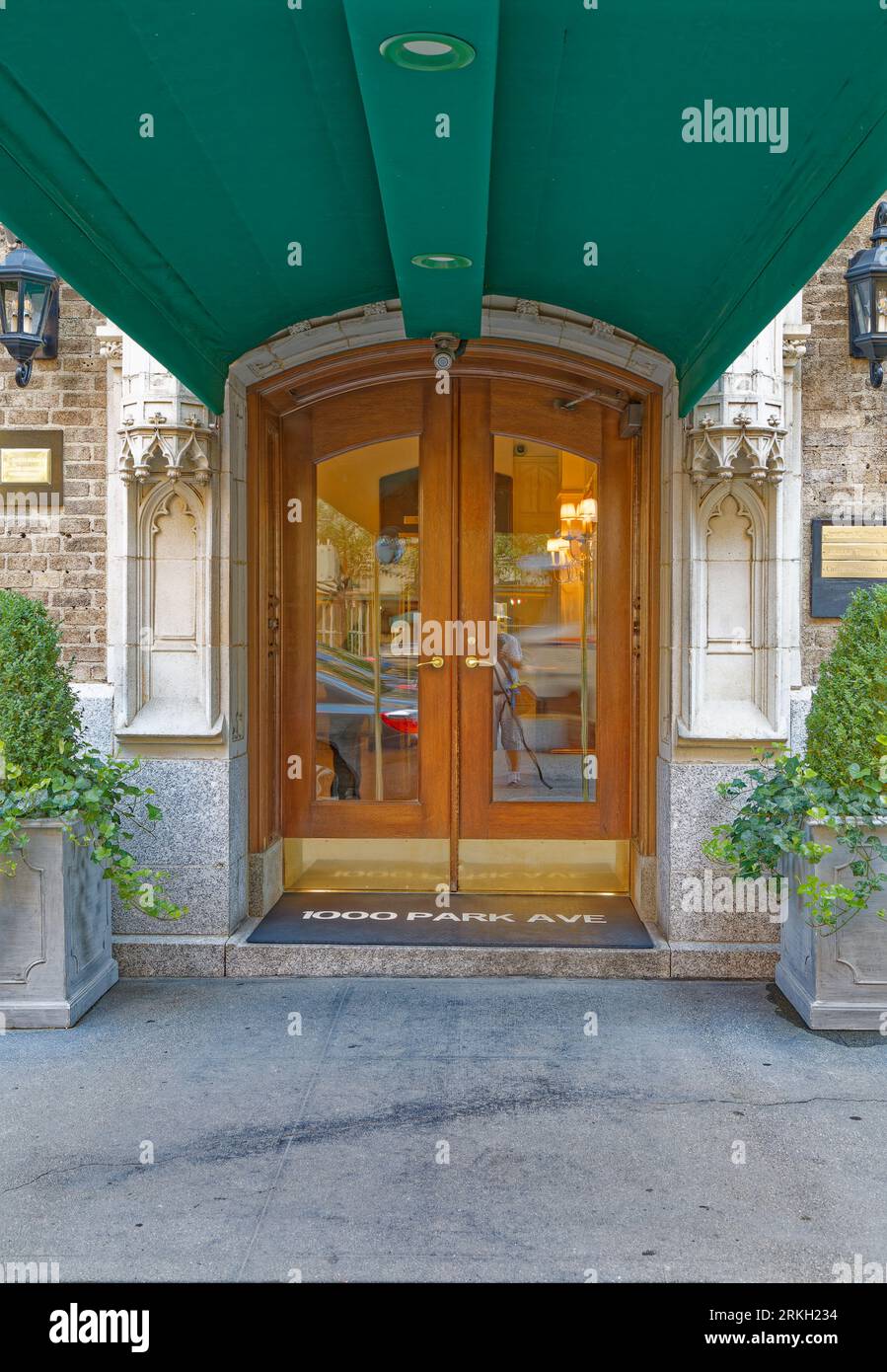 Upper East Side: Architektonische Details der von Emery Roth entworfenen 1000 Park Avenue, einem Wahrzeichen von New York City. Stockfoto