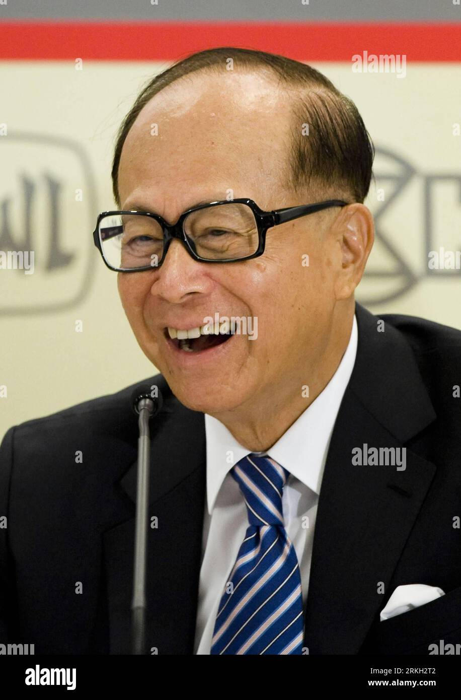 Bildnummer: 55678835 Datum: 04.08.2011 Copyright: imago/Xinhua (110804) -- HONGKONG, 4. August 2011 (Xinhua) -- Li Ka-shing, Vorsitzender von Cheung Kong Holdings Limited und Hutchison Whampoa Limited, nimmt an einer Pressekonferenz Teil, um die Zwischenergebnisse der beiden Unternehmen in Hongkong, Südchina, am 4. August 2011 bekannt zu geben. Li sagte auf der Pressekonferenz, er sei weiterhin zuversichtlich in die Aussichten der wirtschaftlichen Entwicklung auf dem chinesischen Festland, in der Überzeugung, dass die Wirtschaft des Landes von einer harten Landung abgefedert werden wird. (Xinhua/Lui Siu Wai) (ljh) CHINA-HONG KONG-LI KA-SHING-PRESS Stockfoto