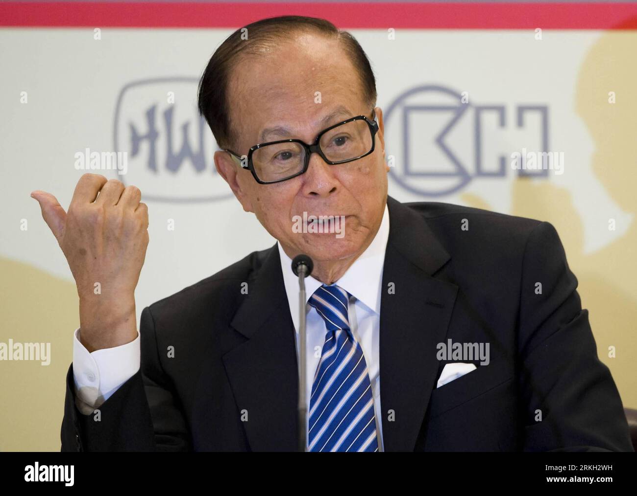 Bildnummer: 55678839 Datum: 04.08.2011 Copyright: imago/Xinhua (110804) -- HONGKONG, 4. August 2011 (Xinhua) -- Li Ka-shing, Vorsitzender von Cheung Kong Holdings Limited und Hutchison Whampoa Limited, spricht während einer Pressekonferenz, um die Zwischenergebnisse der beiden Unternehmen in Hongkong, Südchina, am 4. August 2011 bekannt zu geben. Li sagte auf der Pressekonferenz, er sei weiterhin zuversichtlich in die Aussichten der wirtschaftlichen Entwicklung auf dem chinesischen Festland, in der Überzeugung, dass die Wirtschaft des Landes von einer harten Landung abgefedert werden wird. (Xinhua/Lui Siu Wai) (ljh) CHINA-HONG KONG-LI KA-SHING- Stockfoto