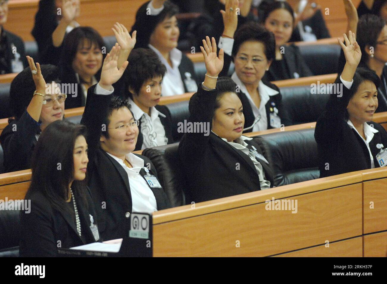Bildnummer: 55680054 Datum: 05.08.2011 Copyright: imago/Xinhua (110805) -- BANGKOK, 5. August 2011 (Xinhua) -- Pheu Thai Party List MP Yingluck Shinawatra (L Front) nimmt am 5. August 2011 an einem Treffen im Repräsentantenhaus in Bangkok Teil. Yingluck Shinwatra wurde am Freitag vom Repräsentantenhaus zum 28. Premierminister Thailands gewählt. (Xinhua/achen Sageamsak) (zx) THAILAND-YINGLUCK-PM-HOUSE OF REPRESENTATIVES PUBLICATIONxNOTxINxCHN People Politik Wahl Ministerpräsidentin Premiere xbs 2011 quer Bildnummer 55680054 Datum 05 08 2011 Copyright Imago XINHUA Bangkok 5. August 201 Stockfoto