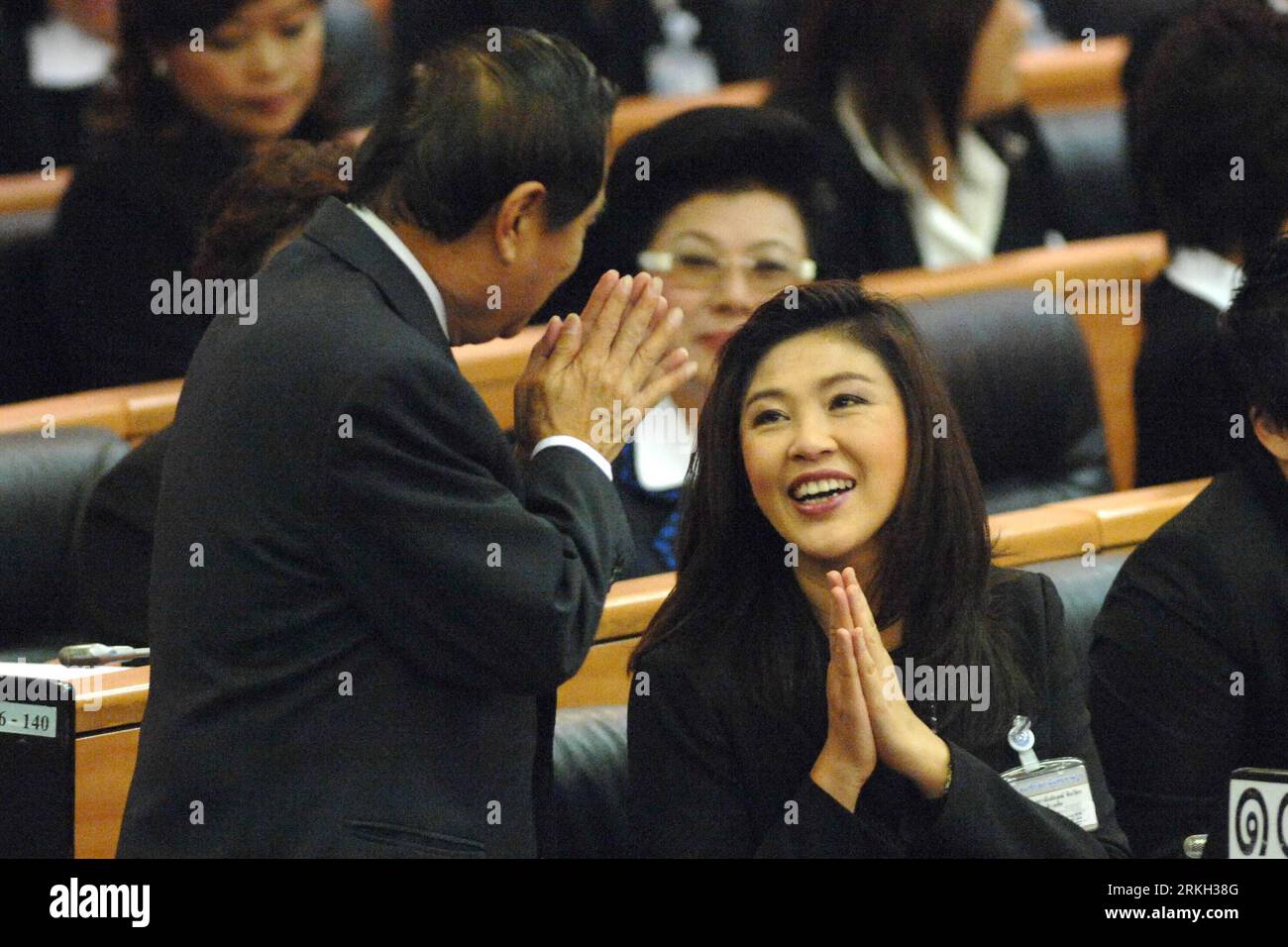 Bildnummer: 55680053 Datum: 05.08.2011 Copyright: imago/Xinhua (110805) -- BANGKOK, 5. August 2011 (Xinhua) -- Pheu Thai Party List MP Yingluck Shinawatra (R Front) nimmt am 5. August 2011 an einem Treffen im Repräsentantenhaus in Bangkok Teil. Yingluck Shinwatra wurde am Freitag vom Repräsentantenhaus zum 28. Premierminister Thailands gewählt. (Xinhua/achen Sageamsak) (zx) THAILAND-YINGLUCK-PM-REPRÄSENTANTENHAUS PUBLICATIONxNOTxINxCHN People Politik Wahl Ministerpräsidentin Premiere xbs 2011 quer o0 Gestik, Religion Bildnummer 55680053 Datum 05 08 2011 Copyright Imago XINHU Stockfoto