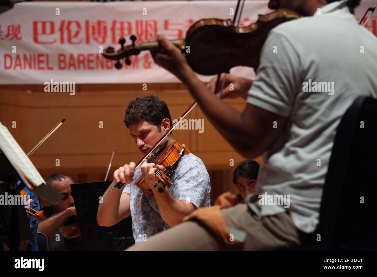 Bildnummer: 55680641 Datum: 05.08.2011 Copyright: imago/Xinhua (110805) -- PEKING, 5. August 2011 (Xinhua) -- Geiger des West-Eastern Divan Orchestra spielen bei der Probe für das Konzert später in der Verbotenen Stadt Konzerthalle in Peking, Hauptstadt von China, 5. August 2011. Daniel Barenboim und das West-Eastern Divan Orchestra werden zwei von Beethovens Sinfonien für das erste Konzert ihrer Asien-Tour aufführen. Das West-Eastern Divan Orchestra, bestehend aus Musikern aus dem Nahen Osten einschließlich Israel und Palästina, wurde 1999 von dem argentinisch-isarelischen Dirigenten Daniel Barenboim und t gegründet Stockfoto