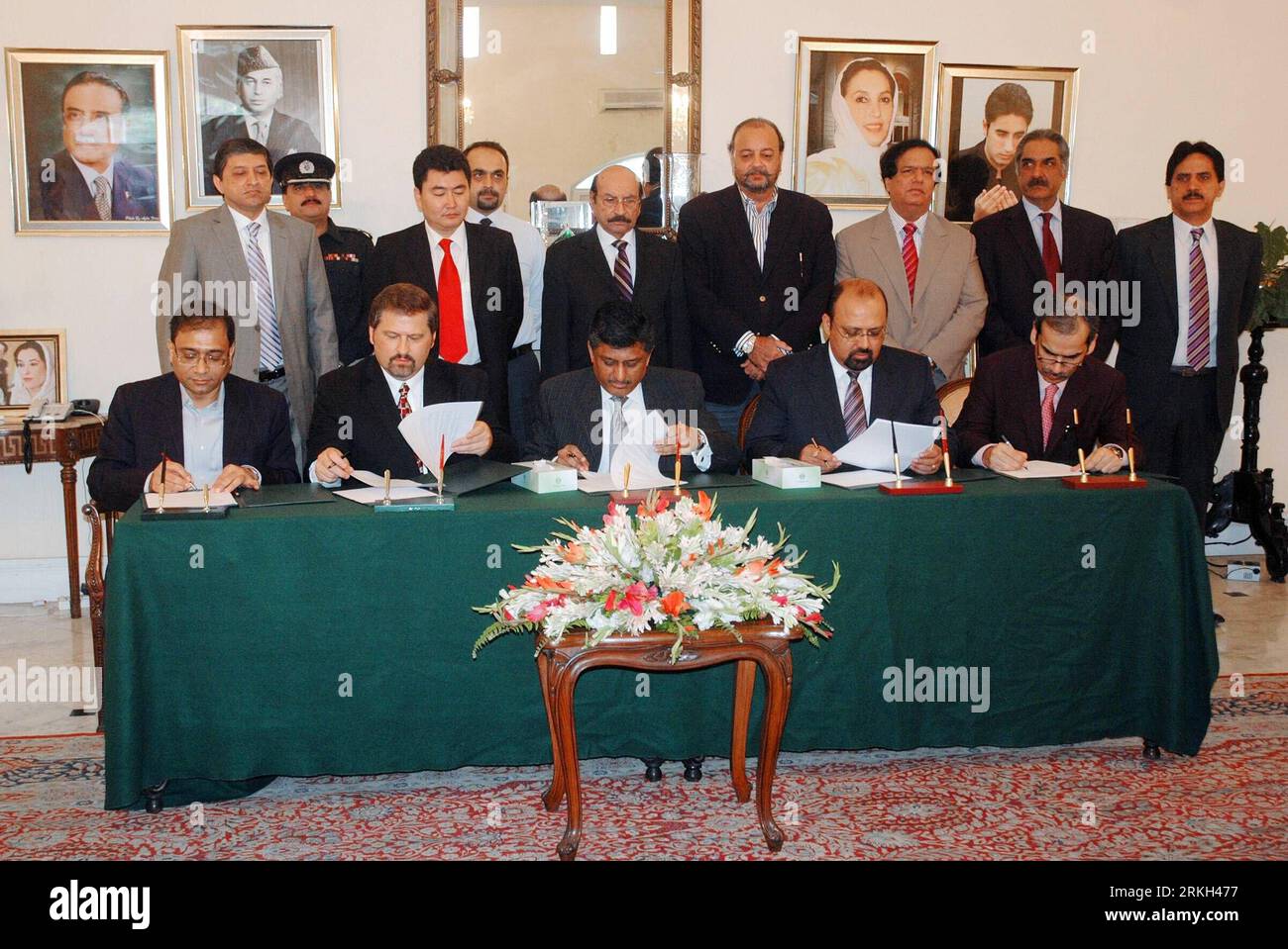 Bildnummer: 55682153 Datum: 06.08.2011 Copyright: imago/Xinhua (110806) -- KARACHI, 6. August 2011 (Xinhua) -- Beamte der pakistanischen und chinesischen Busherstellerfirma Foton unterzeichnen am 6. August 2011 eine Vereinbarung (Memorandum of Understanding, MOU) in der südpakistanischen Stadt Karachi. Das chinesische Busunternehmen Foton Motors unterzeichnete mit der pakistanischen Regierung im Südosten der Provinz Sindh eine Vereinbarung über die Bereitstellung und den Betrieb von 2000 CNG-Bussen. (Xinhua Photo/Toheed) (jl) PAKISTAN-CHINA-TRANSPORT-BUS PUBLICATIONxNOTxINxCHN Politik People x0x xng 2011 que Stockfoto