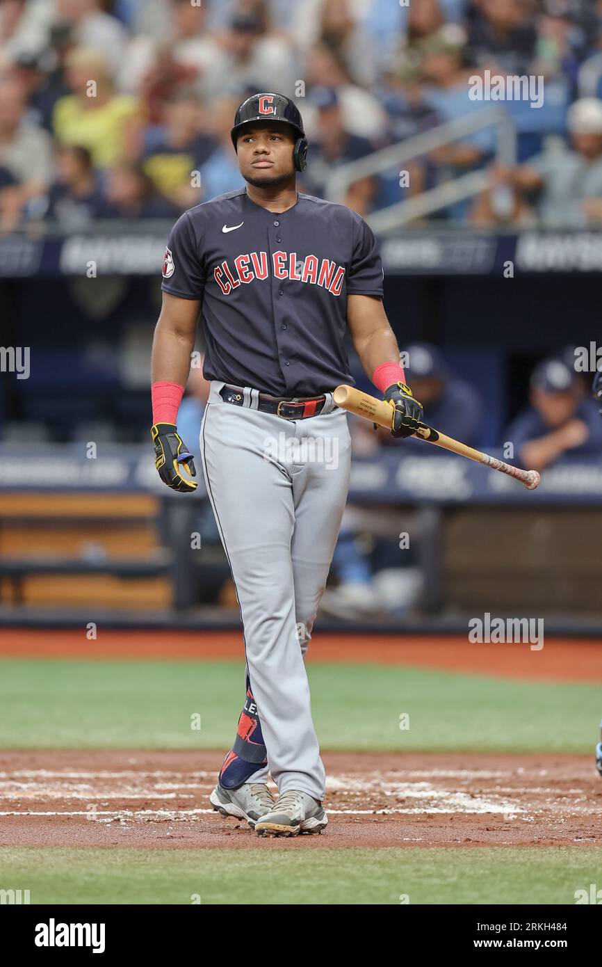 St. Petersburg, FL, USA; Oscar Gonzalez (39), der rechte Feldarbeiter der Cleveland Guardians, blickt während eines MLB-Spiels gegen die Tampa Bay Rays am Samstag auf den dritten Platz zurück Stockfoto
