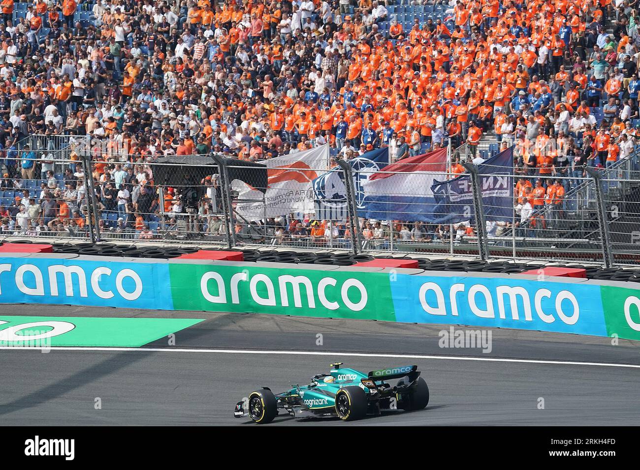 Zandvoort, Niederlande. 25. August 2023. Motorsport: Formel-1-Weltmeisterschaft, großer Preis der Niederlande, 1. Freies Training: Fernando Alonso aus Spanien vom Team Aston Martin ist auf dem richtigen Weg. Quelle: Hasan Bratic/dpa/Alamy Live News Stockfoto