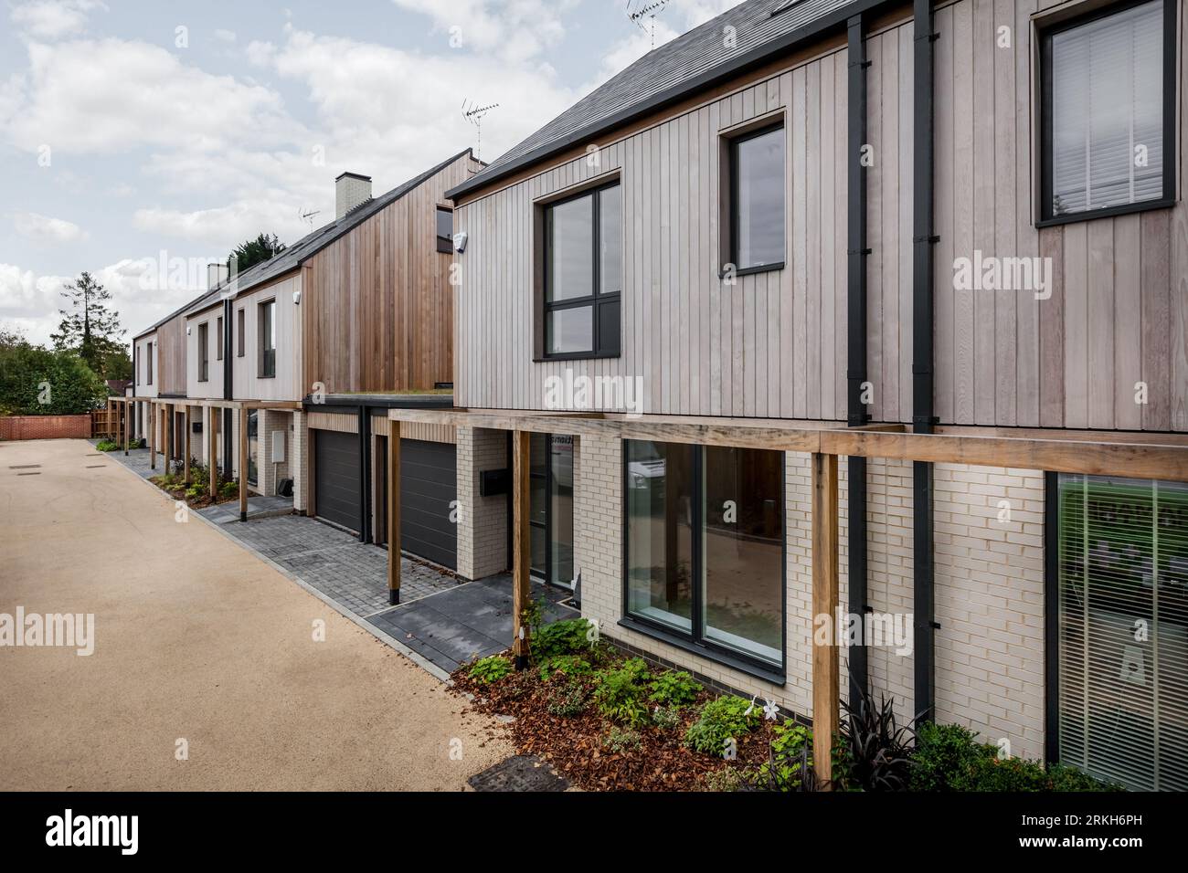 Glebe Road, Cambridge, England - 26. Oktober 2017: Neubau eines luxuriösen Stadthauses an der Außenseite der Straße Stockfoto