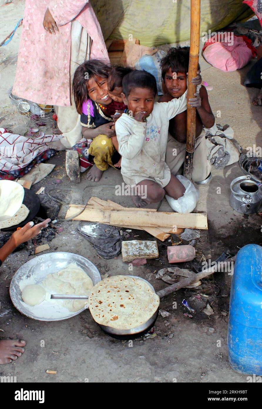 Bildnummer: 55757460 Datum: 14.08.2011 Copyright: imago/Xinhua (110814) -- QUETTA, 14. August 2011 (Xinhua) -- pakistanische Kinder reagieren auf den Fotografen, während sie vor ihrem provisorischen Zelt in einem Slum im südwestlichen pakistanischen Quetta am 14. August 2011 spielen. Es wird angenommen, dass etwa acht Millionen Afghanen unter Armutsgrenze leben und täglich von einem US-Dollar-Einkommen überleben. (Xinhua Photo/Hassan)(wn) AFGHANISTAN-QUETTA-POVERTY PUBLICATIONxNOTxINxCHN Gesellschaft Armut obdachlos Familie Kind Kinderarmut Premiere xbs 2011 hoch Bildnummer 55757460 Datum 14 08 2011 Copyright Imago XINHUA Quetta Stockfoto