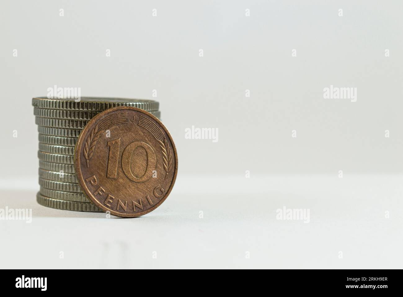 Nahaufnahme einer deutschen Westmark-Pfennig-Münze auf weißem Hintergrund Stockfoto