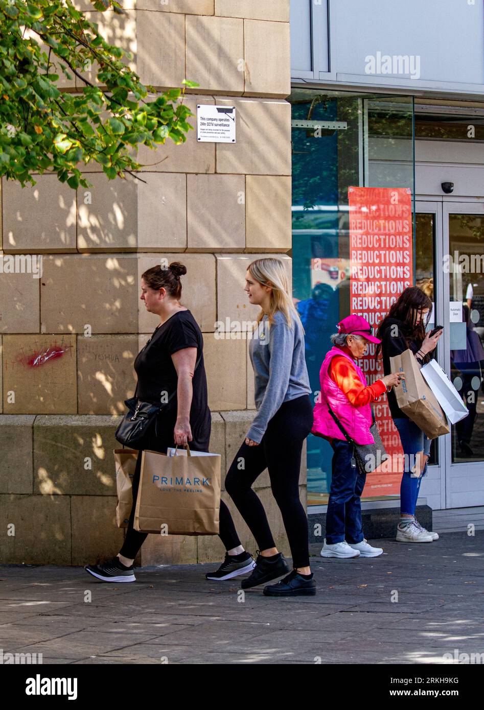 Dundee, Tayside, Schottland, Vereinigtes Königreich. 25. August 2023. Wetter in Großbritannien: Warme August-Sonne in Dundee mit Temperaturen bis zu 20°C. Lokale Trendfrauen verbringen den Morgen im Stadtzentrum von Dundee und genießen das herrliche warme August-Wetter und das Stadtleben, während sie ihre täglichen Aktivitäten erledigen, während sie mitten in Schottlands steigender Inflation im Spätsommer Schnäppchen kaufen. Quelle: Dundee Photographics/Alamy Live News Stockfoto