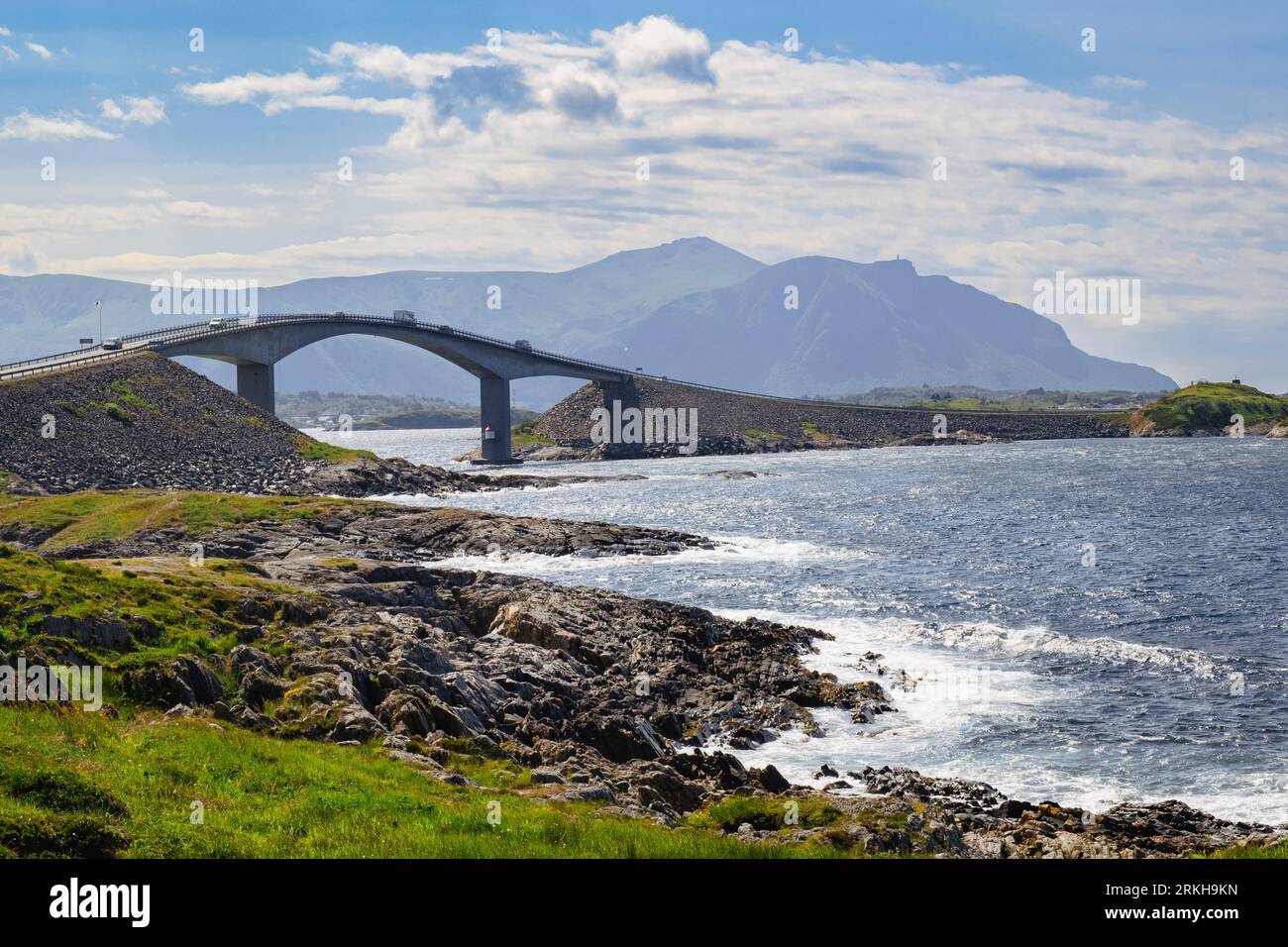 Storseisundet Bridge (Storseisundbrua) an der Atlantikstraße, die das Festland der Halbinsel Romsdal mit der Insel Averøya in Møre og Romsdal Norwegen verbindet Stockfoto