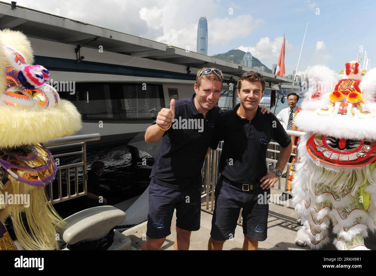 Bildnummer: 55765012 Datum: 15.08.2011 Copyright: imago/Xinhua (110815) -- HONGKONG, 15. August 2011 (Xinhua) -- Raphael Domjan (L), ein Schweizer Forscher, und Erwann Le Rouzic, Kapitän der MS Turanor PlanetSolar, landeten am 15. August 2011 in Hongkong, Südchina. Der solarbetriebene Katamaran MS Turanor PlanetSolar kam am Montag in Hongkong an. PlanetSolar, ein 31 Meter langes Schiff mit einer Solarbatterie von insgesamt 500 Quadratmetern, wird vom 15. Bis 23. August in Hongkong ankern, als Wegpunkt während seiner Weltreise. (Xinhua/Song Zhenping) (xzj) CHINA-HONGKONG-SOLAR-KATAMARAN-MS TURANOR PL Stockfoto