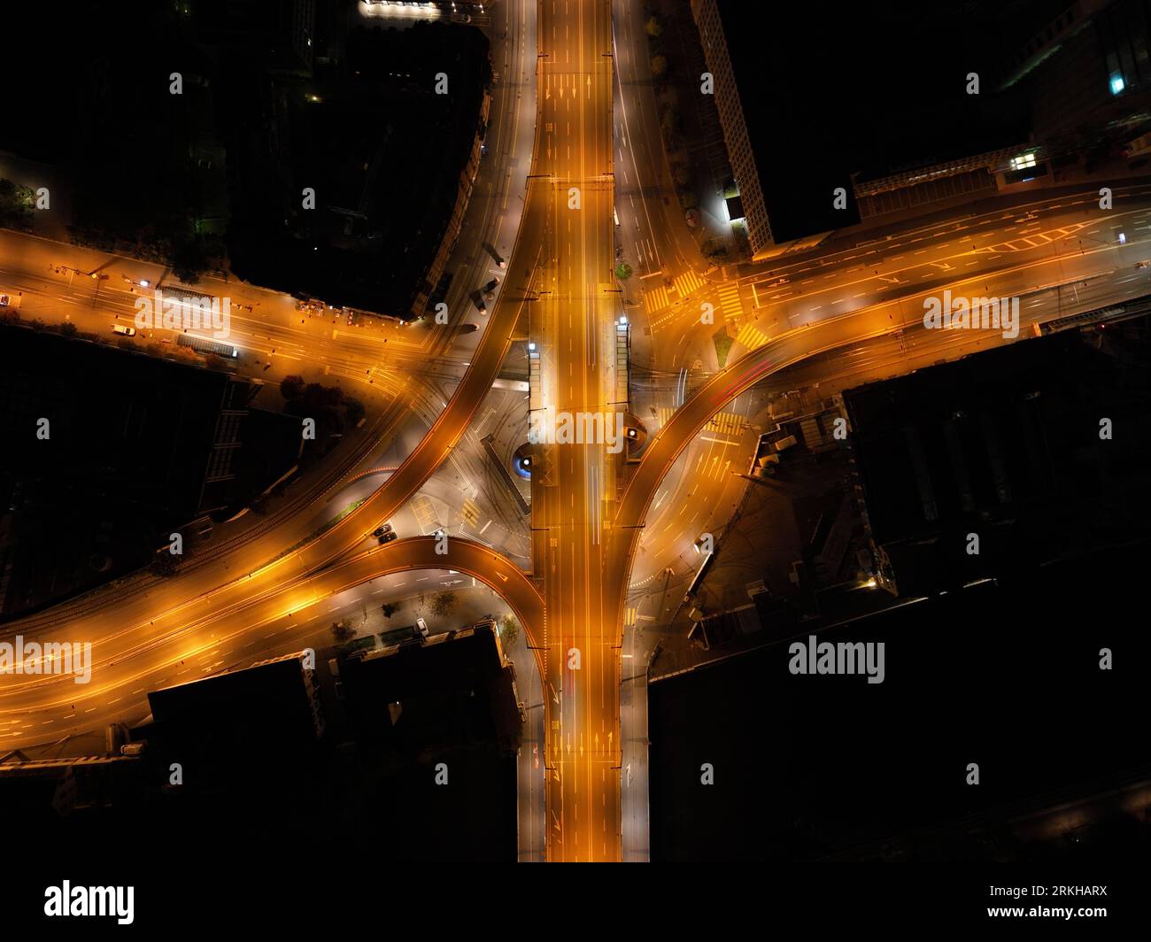 Ein Blick von oben auf eine geschäftige Stadtkreuzung bei Nacht in Zürich, Schweiz Stockfoto