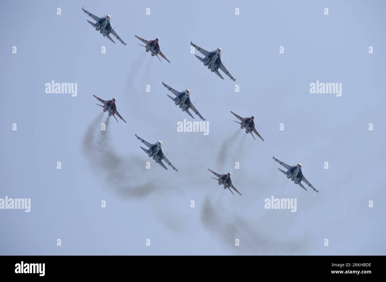 Bildnummer: 55800918 Datum: 17.08.2011 Copyright: imago/Xinhua (110817) -- MOSKAU, 17. August 2011 (Xinhua) -- die Schaustellerteams der russischen Luftwaffe Russkiye Vityazi (Russische Ritter) und Strizhi (Swifts) treten zusammen während eines Vorführflugs auf der 10. Moskauer Internationalen Flugschau (MAKS) auf dem Flugplatz Schukowski außerhalb Moskaus, Russland, 17. August 2011. Die MAKS 2011 Air Show hat rund 800 Unternehmen und Organisationen aus 40 Ländern und Regionen zur Teilnahme eingeladen. (Xinhua/Jiang Kehong) RUSSLAND-MAKS-DEMONSTRATIONSFLUG PUBLICATIONxNOTxINxCHN Wirtschaft Militär Luftwaffe Flugschau Flugstaffel Stockfoto
