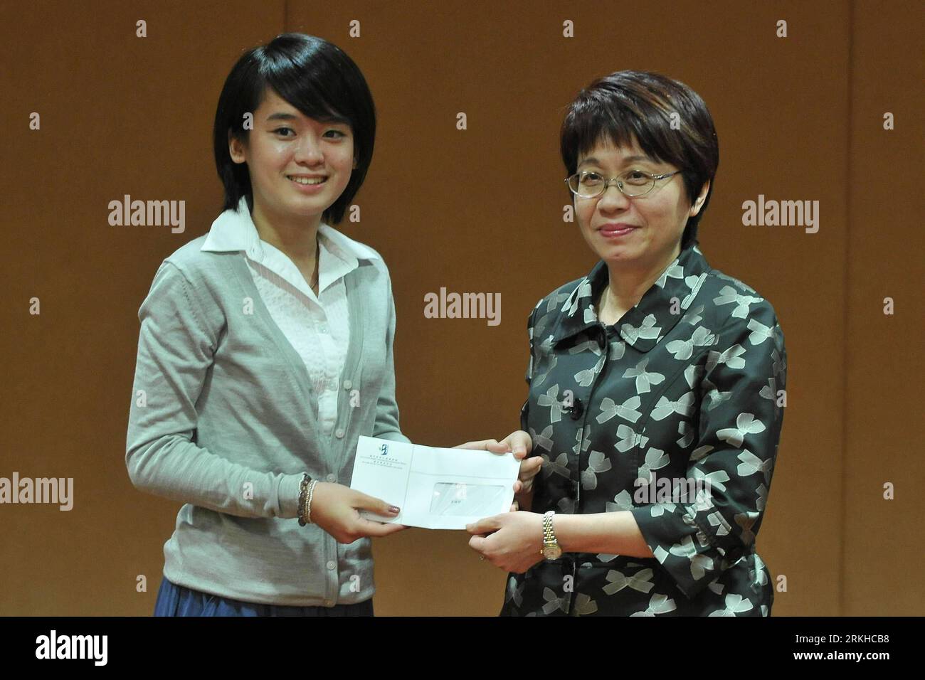 Bildnummer: 55806417 Datum: 19.08.2011 Copyright: imago/Xinhua (110819) -- MACAO, 19. August 2011 (Xinhua) -- Leong Lai (R), Direktor des Macao Education and Youth Affairs Bureau, vergibt Stipendien an einen Vertreter von Studenten in Macau, Südchina, 19. August 2011. Macaus Education and Youth Affairs Bureau hielt am Freitag eine Preisverleihung ab, um 40 Abiturienten besondere Stipendien mit Auszeichnung zu verleihen. Seit 2006 wurden im Rahmen des Sonderstipendiums über 36 Millionen patacas (4,5 Millionen US-Dollar) an 96 qualifizierte Studenten vergeben. (Xinhua/Cheong kam Ka) (ljh) CHINA-MACAO-STUDENT SPECIAL Stockfoto