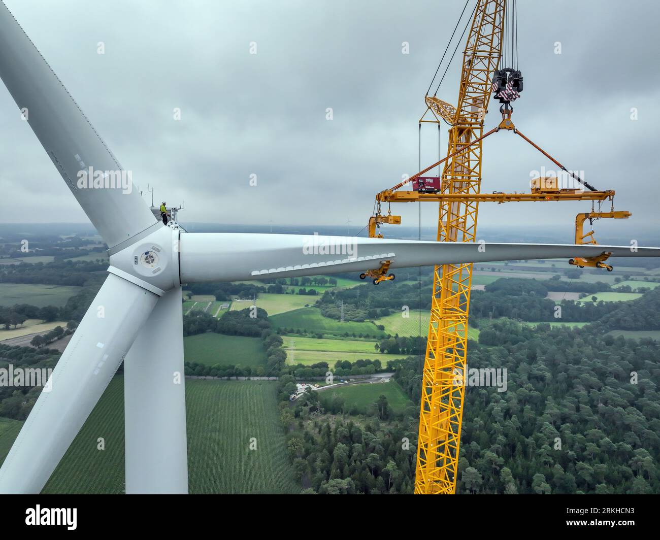 Dorsten, Nordrhein-Westfalen, Deutschland - Bau einer Windkraftanlage. Ein mobiler Großkran, ein LKW-Kran, hebt ein Rotorblatt zum Nacel Stockfoto