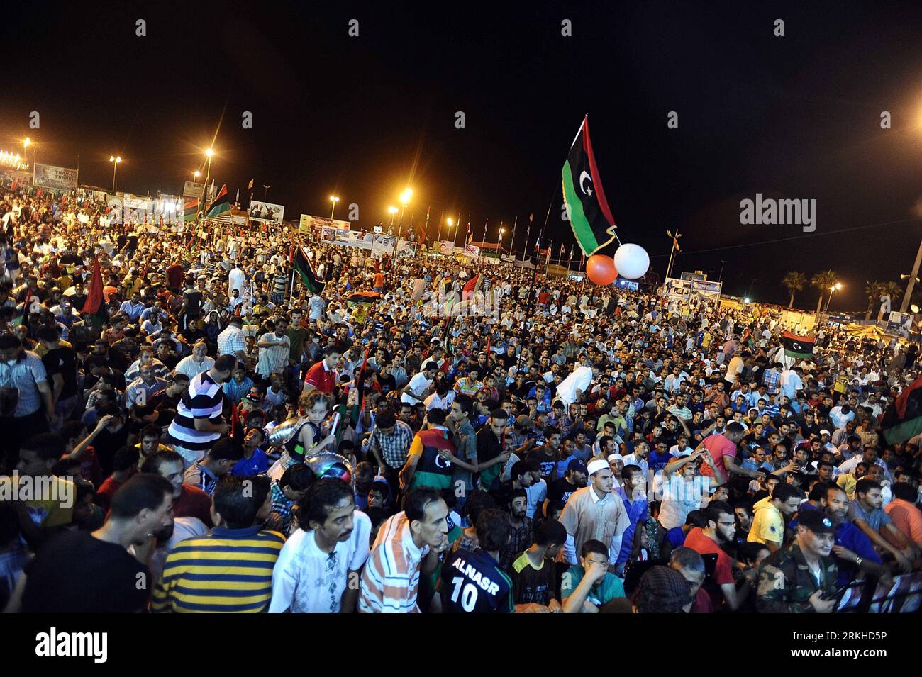 Bildnummer: 55808066 Datum: 21.08.2011 Copyright: imago/Xinhua (110821) -- BENGHAZI, 21. August 2011 (Xinhua) -- Unterstützer der Rebellen nehmen an einer Kundgebung in Bengasi, Libyen, Anfang 21. August 2011 Teil. Die libyschen Rebellen haben die Kontrolle über den Tripoli International Airport in Tripoli übernommen, wie das von den Rebellen kontrollierte Libyen-Fernsehen am Samstag mitteilte. Zuvor hieß es im Fernsehen, die Rebellen hätten auch ein Waffenlager in der Hauptstadt erobert. (Xinhua/Mahamad Umayr) (lyi) LIBYEN-BENGASI-RALLYE PUBLICATIONxNOTxINxCHN Gesellschaft Rebellen Libyen Freude x0x xtm Premiere 2011 quer Bildnummer 55808066 Datum 21 08 2011 Copyright Imago Stockfoto