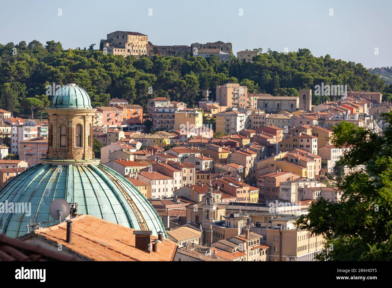 Gebäude auf den Hügeln der Hafenstadt Ancona in der Region Marken in Italien. Stockfoto