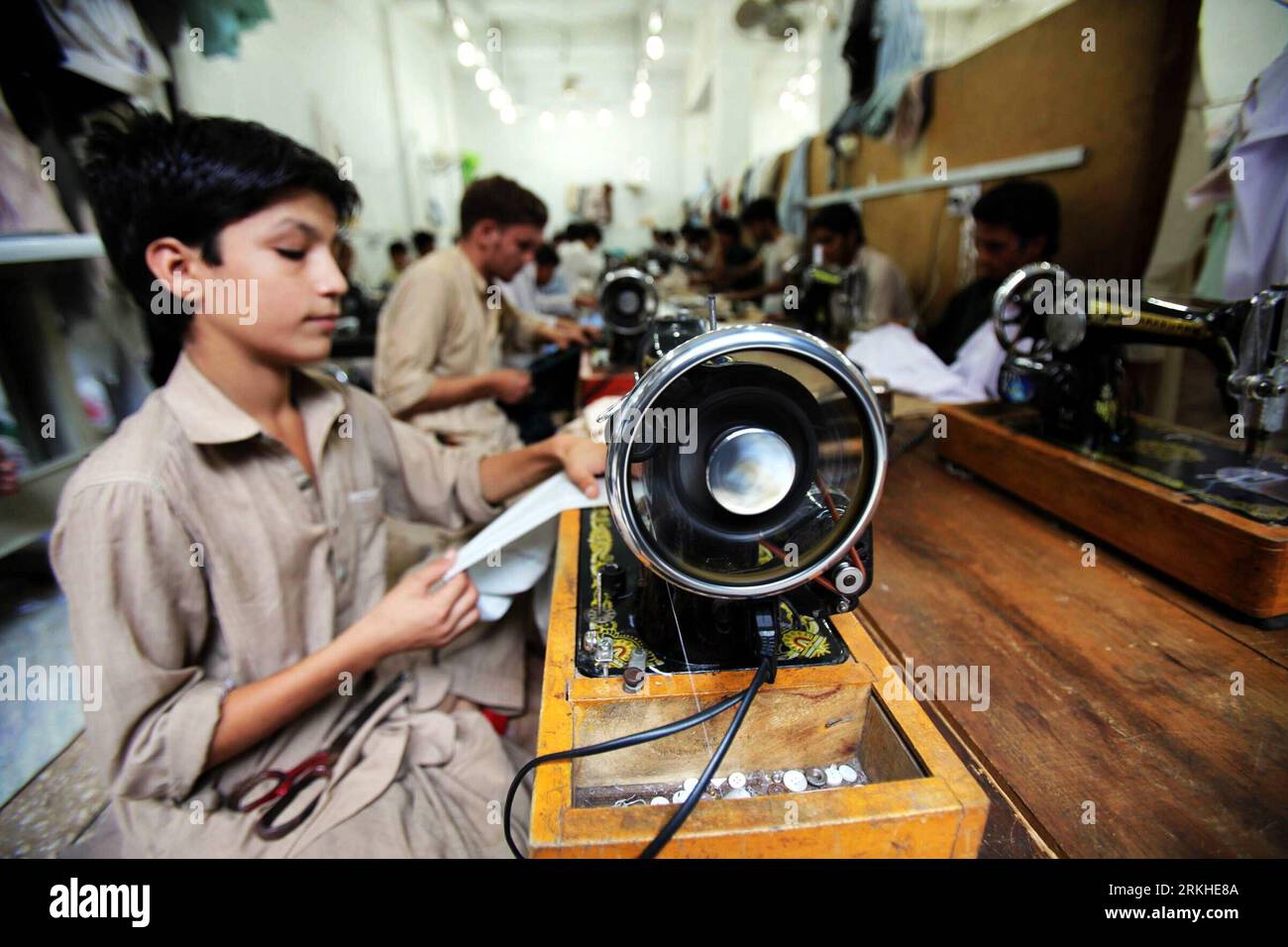 Bildnummer: 55810254 Datum: 22.08.2011 Copyright: imago/Xinhua (110822) -- PESHAWAR, 22. August 2011 (Xinhua) -- Mitarbeiter einer lokalen Textilfabrik nähen am 22. August 2011 Kleidung im nordwestpakistanischen Peshawar. Angesichts einer chronischen Energiekrise in Pakistan stimmen viele Textilhersteller im Land mit den Füßen ab und verlegen ihre Produktionsstätten nach Bangladesch. (Xinhua/Umar Qayyum)(yt) PAKISTAN-PESHAWAR-TEXTILKRISE PUBLICATIONxNOTxINxCHN Gesellschaft Wirtschaft Arbeitswelten Textilindustrie Näherei Nähen Nähmaschine Mann xda x0x 2011 quer Bildnummer 55810254 Datum 22 08 Stockfoto