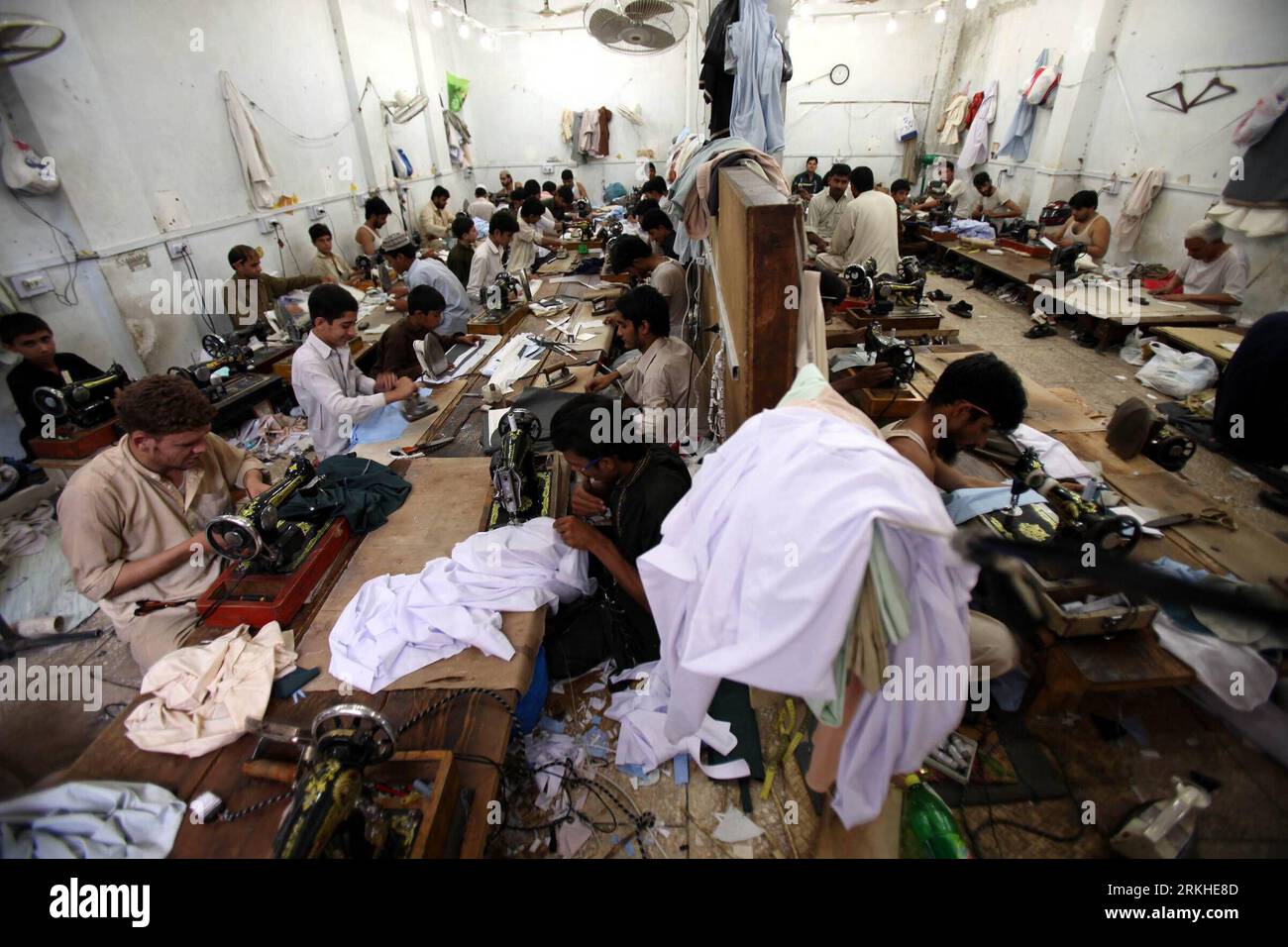 Bildnummer: 55810253 Datum: 22.08.2011 Copyright: imago/Xinhua (110822) -- PESHAWAR, 22. August 2011 (Xinhua) -- Mitarbeiter einer lokalen Textilfabrik nähen am 22. August 2011 Kleidung im nordwestpakistanischen Peshawar. Angesichts einer chronischen Energiekrise in Pakistan stimmen viele Textilhersteller im Land mit den Füßen ab und verlegen ihre Produktionsstätten nach Bangladesch. (Xinhua/Umar Qayyum)(yt) PAKISTAN-PESHAWAR-TEXTILKRISE PUBLICATIONxNOTxINxCHN Gesellschaft Wirtschaft Arbeitswelten Textilindustrie Näherei Nähen Nähmaschine Mann xda x0x 2011 quer Bildnummer 55810253 Datum 22 08 Stockfoto