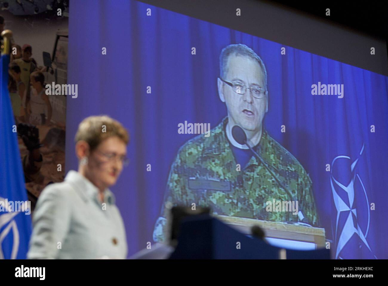 (110823) -- BRÜSSEL, 23. August 2011 (xinhua) -- die NATO-Sprecherin Oana Lungescu (L) nimmt an einer Pressekonferenz Teil, während Oberst Roland Lavoie, militärische Sprecherin der Operation Unified Protector (OUP)¯, am 23. August 2011 in Brüssel, der Hauptstadt Belgiens, per Video aus Neapel eine Kurzbeschreibung vorlegt. Die NATO werde keine Stiefel auf den Boden legen und nur auf Anfrage eine unterstützende Rolle in Libyen nach Gaddafi spielen, sagte Lungescu. (Xinhua/Thierry Monasse) BELGIEN-NATO-LIBYEN-POST GADDAFI PUBLICATIONxNOTxINxCHN Brüssel 23. August 2011 XINHUA NATO S Oana l nimmt an einer Pressekonferenz Teil, während Colone stattfindet Stockfoto