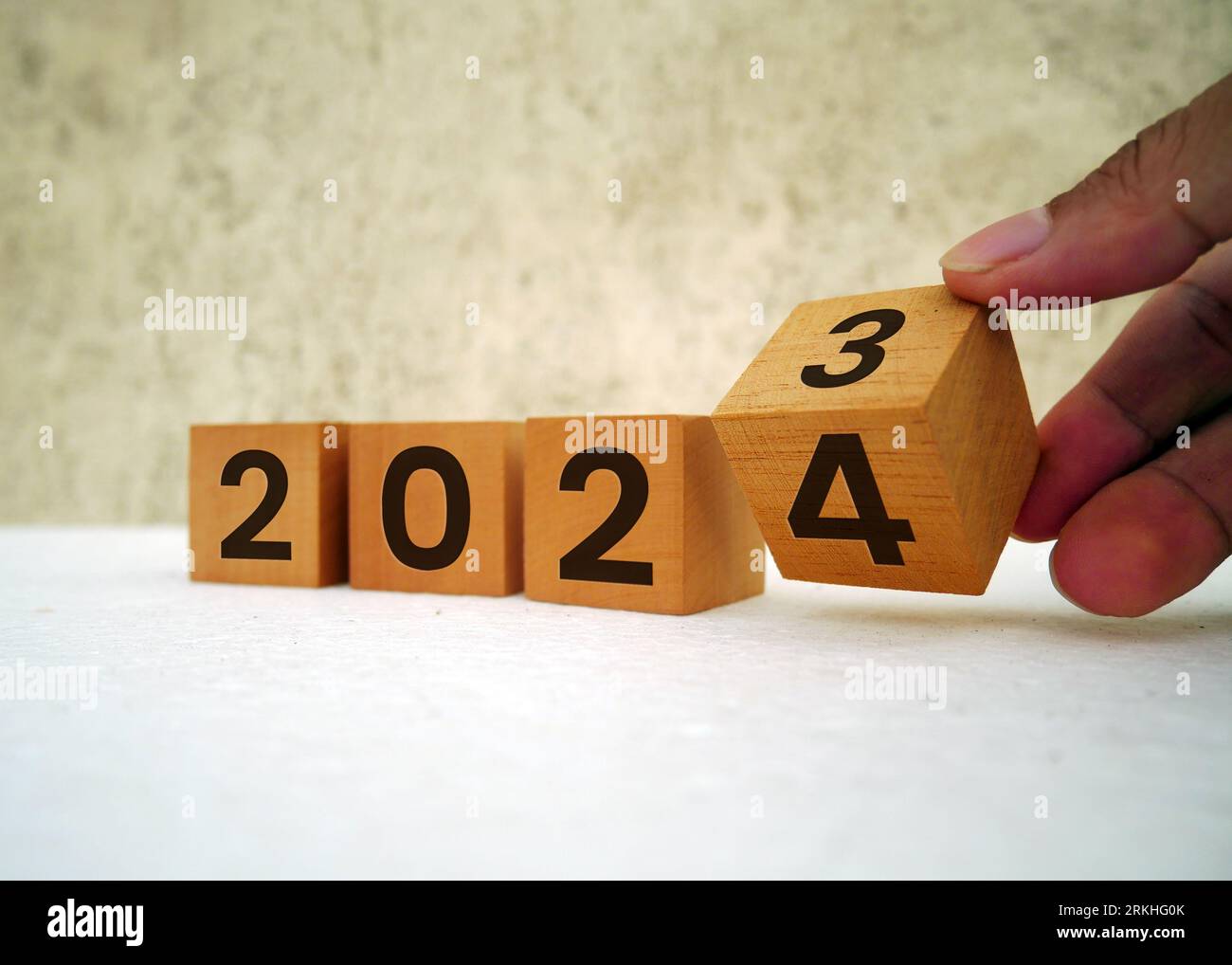 Finanzmünzen stapelten Holzwürfel 2024 auf weißem Hintergrund. Geschäft, Risikomanagement, Versicherung, Lösung, Strategie, Lösung, Ziel, Neues Jahr ne Stockfoto