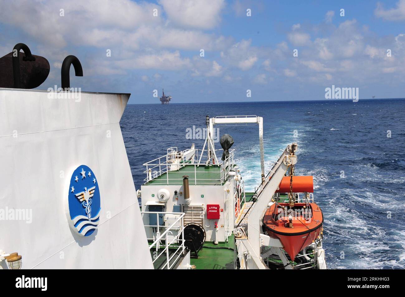Bildnummer: 55834250 Datum: 25.08.2011 Copyright: imago/Xinhua (110827) -- SHANGHAI, 27. August 2011 (Xinhua) -- Ein chinesisches Meeresüberwachungsschiff segelte im Ostchinesischen Meer, 25. August 2011. Seit 2006 entsendet China Schiffe und Flugzeuge zur Meeresüberwachung, um die regelmäßigen Strafverfolgungsmaßnahmen in den einschlägigen chinesischen Gewässern zu verstärken, um seine Meeresrechte und -Interessen zu schützen. (Xinhua/Zhang Jiansong) (ry) CHINA-MARINE-SURVEILLANCE-SHIP (CN) PUBLICATIONxNOTxINxCHN Gesellschaft Militär Schiff Marine Hoheitsgebiet xtm 2011 quer o0 Patrouille, Seepatrouille, Aufklärer, Aufklärung, Aufklärungsschiff Stockfoto