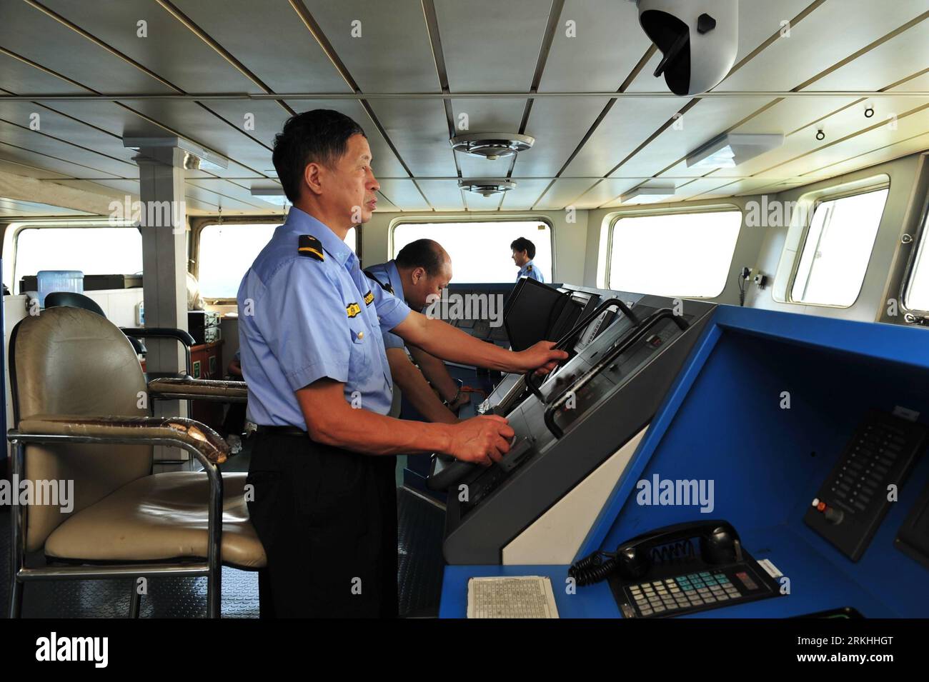 Bildnummer: 55834251 Datum: 25.08.2011 Copyright: imago/Xinhua (110827) -- SHANGHAI, 27. August 2011 (Xinhua) -- Officer Wu Renlong lenkt ein chinesisches Meeresüberwachungsschiff, das im Ostchinesischen Meer segelt, 25. August 2011. Seit 2006 entsendet China Schiffe und Flugzeuge zur Meeresüberwachung, um die regelmäßigen Strafverfolgungsmaßnahmen in den einschlägigen chinesischen Gewässern zu verstärken, um seine Meeresrechte und -Interessen zu schützen. (Xinhua/Zhang Jiansong) (ry) CHINA-MARINE-SURVEILLANCE-SHIP (CN) PUBLICATIONxNOTxINxCHN Gesellschaft Militär Schiff Marine Hoheitsgebiet xtm 2011 quer o0 Patrouille, Seepatrouille, Aufklärer, A Stockfoto