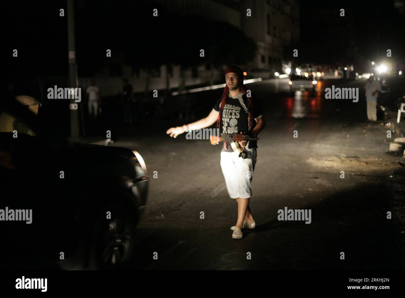 Bildnummer: 55834838 Datum: 27.08.2011 Copyright: imago/Xinhua (110828) -- TRIPOLI, 28. August 2011 (Xinhua) -- Rebellenkämpfer werden an einem Straßenkontrollpunkt in der Innenstadt von Tripoli, Libyen, gesehen, 27. August 2011. Der Leiter des Libyschen Nationalen Übergangsrates (NTC) Mostafa Abdel Jalil versprach am Samstag faire Prozesse für die mit dem gefallenen Führer Muammar Gaddafi arbeitenden.(Xinhua/Nasser Nouri)(wn) LIBYA-TRIPOLI-UNREST PUBLICATIONxNOTxINxCHN Gesellschaft Politik UNRUHEN Krieg Bürgerkrieg Rebellen Sicherheit Fahrzeugkontrolle Premiumd xns 2011 quer Bildnummer 55834838 Datum 27 08 2011 Copyright Ima Stockfoto