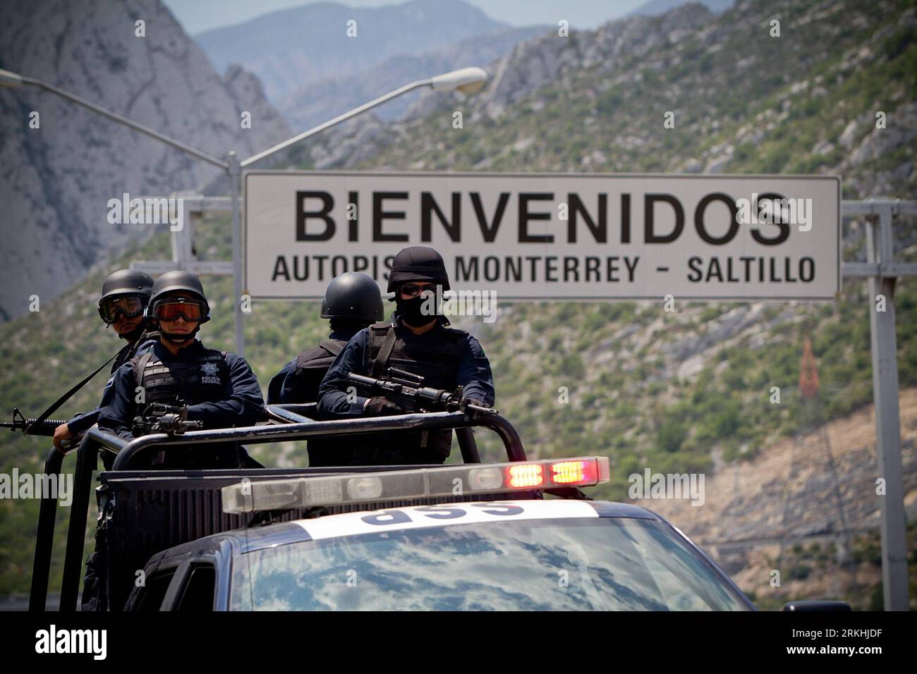 Bildnummer: 55836722 Datum: 28.08.2011 Copyright: imago/Xinhua (110829) -- MONTERREY, 29. August 2011 (Xinhua) -- Bundespolizei trifft am 28. August 2011 in Monterrey, Nuevo Leon, Nordmexiko, ein. Weitere Bundesagenten wurden nach Monterrey geschickt, um die Sicherheit zu verstärken, nachdem am vergangenen Donnerstag eine bewaffnete Gruppe das Casino Royale in Monterrey stürmte und verbrannte, wobei mindestens 52 Menschen ums Leben kamen. (Xinhua/Pedro Mera) MEXICO-MONTERREY-VIOLENCE-CASINO PUBLICATIONxNOTxINxCHN Gesellschaft Kriminalität Gewalt Sicherheit Polizei xjh 2011 quer o Polizisten Willkommen Bildnummer 55836722 Datum 28 08 2011 Copyright Imago XINHUA Stockfoto