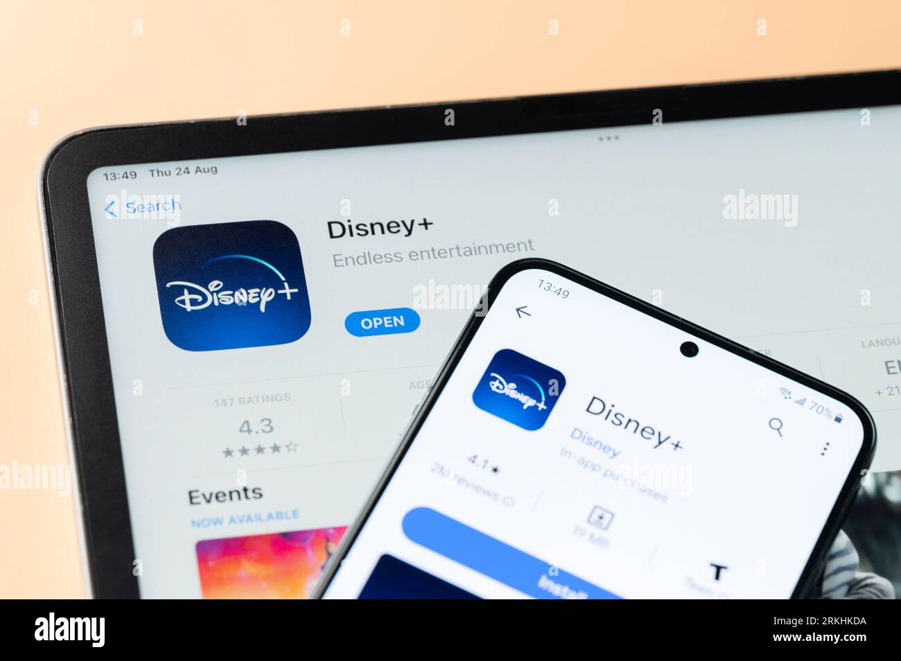New York, USA - 24. August 2023: Disney+ App auf Ipados und google Store auf Smartphone und ipad-Bildschirm Nahansicht Stockfoto