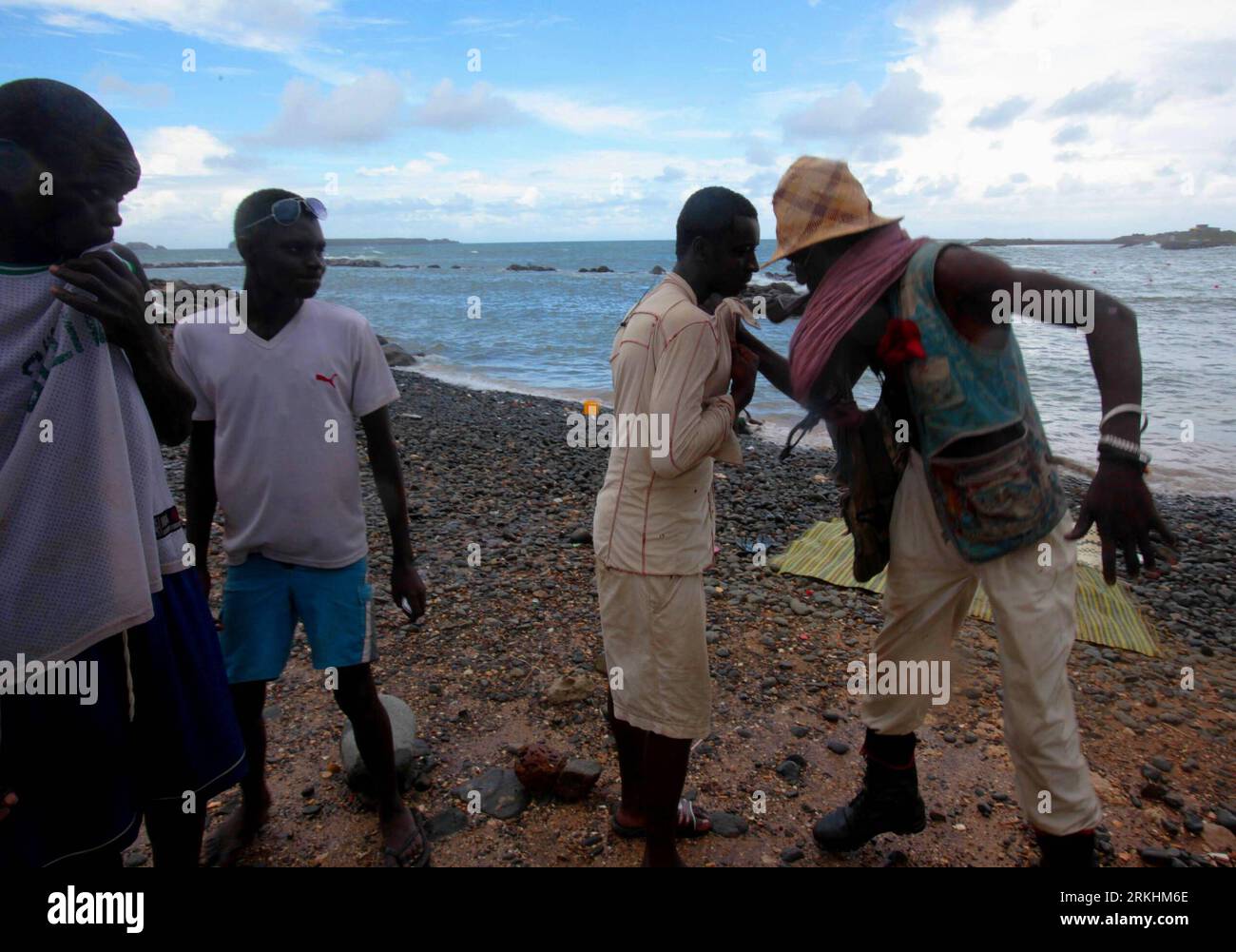 Bildnummer: 55868324 Datum: 19.08.2011 Copyright: imago/Xinhua (110831) -- DAKAR, 31. August 2011 (Xinhua) -- Foto aufgenommen am 19. August 2011 zeigt, dass Cisse(R) einen Kampf an einem Strand in Dakar, der Hauptstadt Senegals, stoppt. Der 59-jährige Cisse lebt seit mindestens zehn Jahren in seinem Make-Shift-Wickel aus Müll am Strand. Jeden Tag findet ein Wandel statt, aber Cisse bleibt in seiner eigenen Welt unverändert. Cisse war in der Vergangenheit Künstler und ist heute tatsächlich Künstler. Er schafft jedoch keine Werke mehr für Geld, und seine jetzige Arbeit ist es, was er für sein lebendiges envi macht Stockfoto