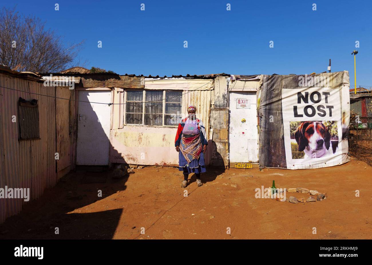 Bildnummer: 55868401 Datum: 24.08.2011 Copyright: imago/Xinhua (110831) -- JOHANNESBURG, 31. August 2011 (Xinhua) -- Thandi Madlanke steht vor ihrem Eisenblechhaus in der informellen Siedlung Ramseg in der informellen Siedlung Motswaledi in Soweto, Johannesburg, Südafrika, 24. August 2011. Eine der häufigsten Landschaften in Johannesburg und sogar ganz Südafrika ist Slum, von denen einige kilometerlang sind und von Hunderten und Tausenden von Menschen bevölkert werden. Für die meisten Bewohner werden ihre Häuser aus Schrott wie Holzpfähnen oder Wellblech hergestellt. Alles In Allem Stockfoto