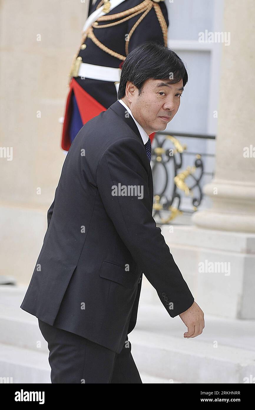 Bildnummer: 55880389 Datum: 01.09.2011 Copyright: imago/Xinhua (110901) -- PARIS, 1. September 2011 (Xinhua) -- der stellvertretende chinesische Außenminister Zhai Jun, der die chinesische Regierung als Beobachter vertritt, kommt für die Konferenz der Freunde Libyens im Elysee-Palast in Paris, Frankreich, am 1. September 2011 an. Die Führer der libyschen Rebellen trafen sich am Donnerstag im Elysee-Palast in Paris mit Vertretern der Weltmächte, wo sie die Zukunft Libyens ohne Muammar Gaddafi diskutierten. Fast 60 Länder entsandten Delegationen zu der von Frankreich und veranstalteten Konferenz „Freunde Libyens“ Stockfoto