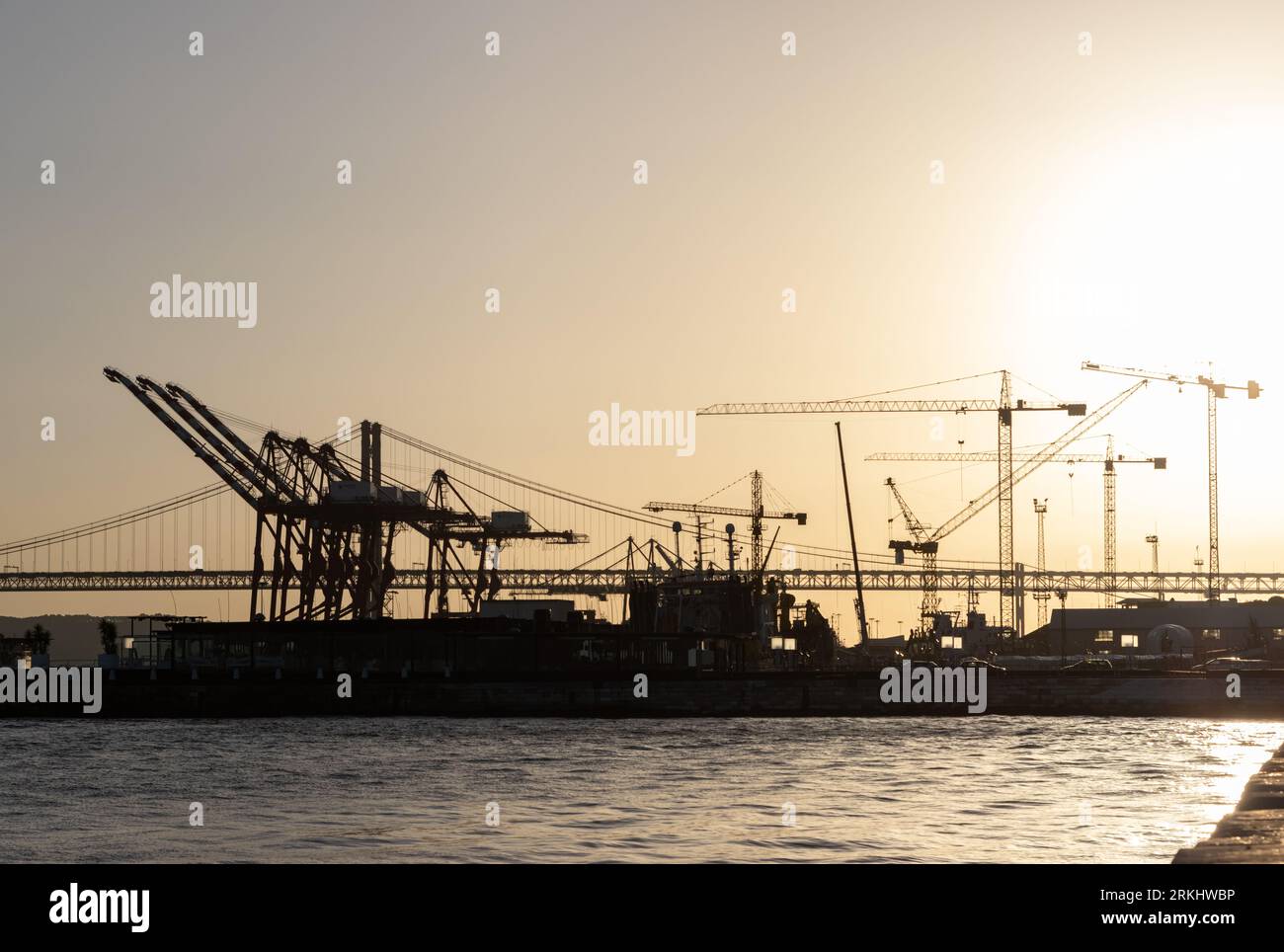 Seehafen vor dem Hintergrund eines Abenduntergangs. Mittlere Aufnahme Stockfoto