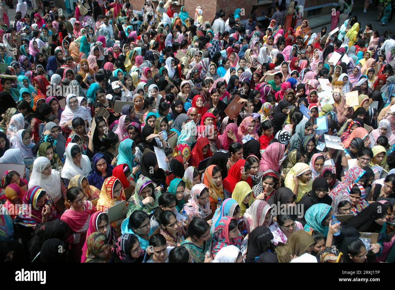 Bildnummer: 55955230 Datum: 13.09.2011 Copyright: imago/Xinhua (110913) -- LAHORE, 13. September 2011 (Xinhua) -- pakistanische Studenten versammelten sich am 13. September 2011 in einer Prüfungshalle im ostpakistanischen Lahore. Bis zu 33.694 Kandidaten werden in den Eintrittstests erscheinen, um für die Zulassung zu medizinischen Fakultäten in Punjab von der University of Health Sciences (UHS) am Dienstag gegeben zu sein. (Xinhua/Sajjad) (ss) PAKISTAN-LAHORE-EDUCATION-MEDICAL ENTRY TEST PUBLICATIONxNOTxINxCHN Gesellschaft Bildung Universität Studenten Aufnahmeprüfung Medizin x0x xst 2011 quer 55955230 Datum 13 09 2011 Copyrigh Stockfoto