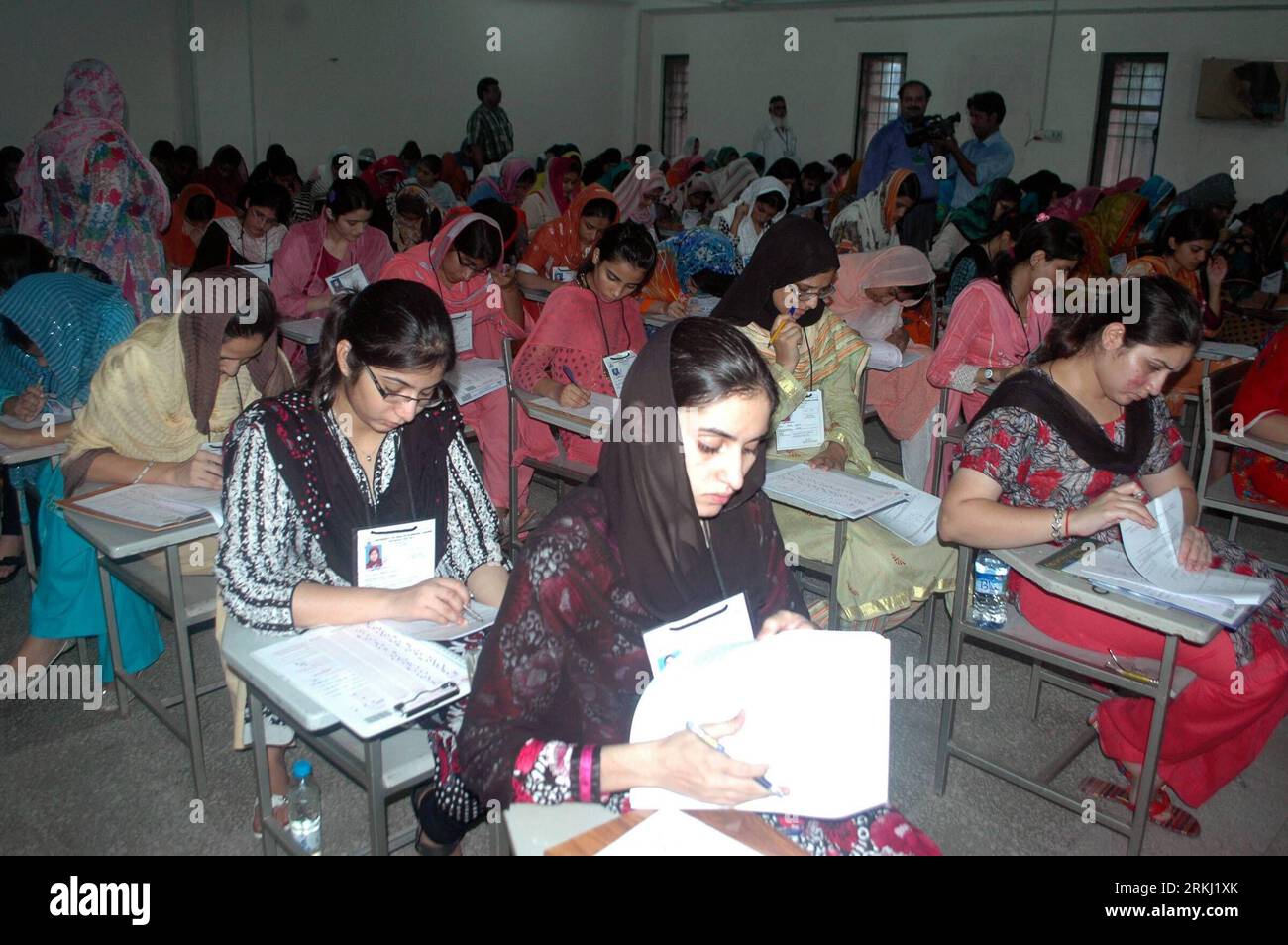 Bildnummer: 55955229 Datum: 13.09.2011 Copyright: imago/Xinhua (110913) -- LAHORE, 13. September 2011 (Xinhua) -- pakistanische Studenten machen eine medizinische Einreiseprüfung in Lahore, 13. September 2011. Bis zu 33.694 Kandidaten erschienen in den Eintrittstests für die Zulassung zu medizinischen Fakultäten in Punjab von der University of Health Sciences (UHS) am Dienstag gegeben. (Xinhua/Sajjad) (ss) PAKISTAN-LAHORE-EDUCATION-MEDICAL ENTRY TEST PUBLICATIONxNOTxINxCHN Gesellschaft Bildung Universität Studenten Aufnahmeprüfung Medizin x0x xst 2011 quer 55955229 Datum 13 09 2011 Copyright Imago XINHUA Lahor Stockfoto