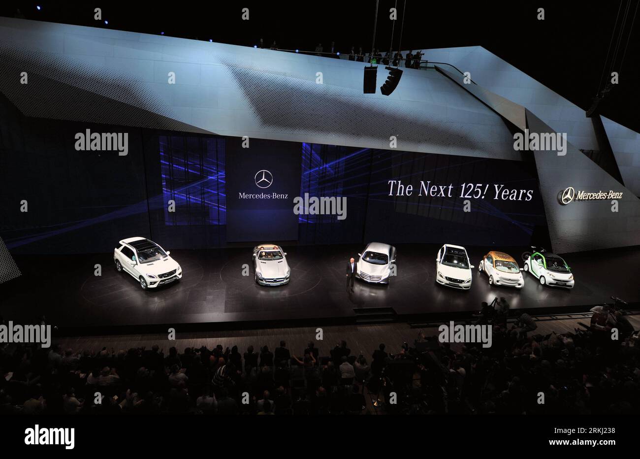 Bildnummer: 55955277 Datum: 13.09.2011 Copyright: imago/Xinhua (110913) -- FRANKFURT, 13. September 2011 (Xinhua) -- neue Modelle von Mercedes-Benz sind bei einer Präsentation auf der Internationalen Automobil-Ausstellung (IAA) in Frankfurt am 13. September 2011 zu sehen. (Xinhua/Ma Ning) (nxl) GERMANY-FRANKFURT-AUTO SHOW-MERCEDES PUBLICATIONxNOTxINxCHN Wirtschaft Messe Automesse Autoindustrie Auto x2x xst Premiere 2011 quer 55955277 Datum 13 09 2011 Copyright Imago XINHUA Frankfurt 13. September 2011 XINHUA neue Mercedes-Benz-Modelle sind AUF der Internationalen Motorenausstellung IA ZU sehen Stockfoto