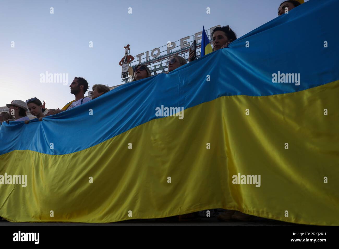 Madrid, Spanien. August 2023. Die Demonstranten halten während der Kundgebung die ukrainische Flagge. Die Ukrainer, die in Spanien abreisen, feiern den Unabhängigkeitstag in der Ukraine, und der 24. August markierte die 18 Monate der russischen Invasion in die Ukraine. (Foto: David Canales/SOPA Images/SIPA USA) Credit: SIPA USA/Alamy Live News Stockfoto
