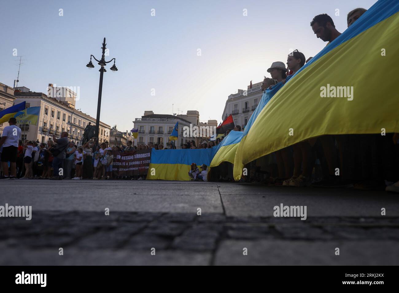 Madrid, Spanien. August 2023. Die Demonstranten halten während der Kundgebung die ukrainische Flagge. Die Ukrainer, die in Spanien abreisen, feiern den Unabhängigkeitstag in der Ukraine, und der 24. August markierte die 18 Monate der russischen Invasion in die Ukraine. (Foto: David Canales/SOPA Images/SIPA USA) Credit: SIPA USA/Alamy Live News Stockfoto