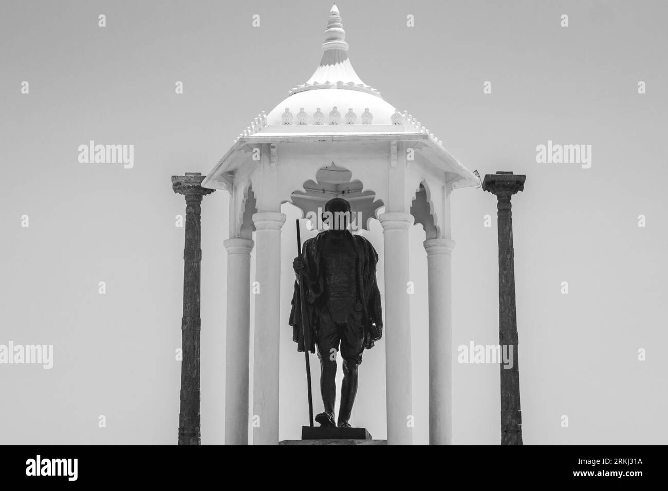 Eine Bronzestatue von Mahatma Gandhi in der französischen Kolonialstadt Pondicherry, Indien Stockfoto