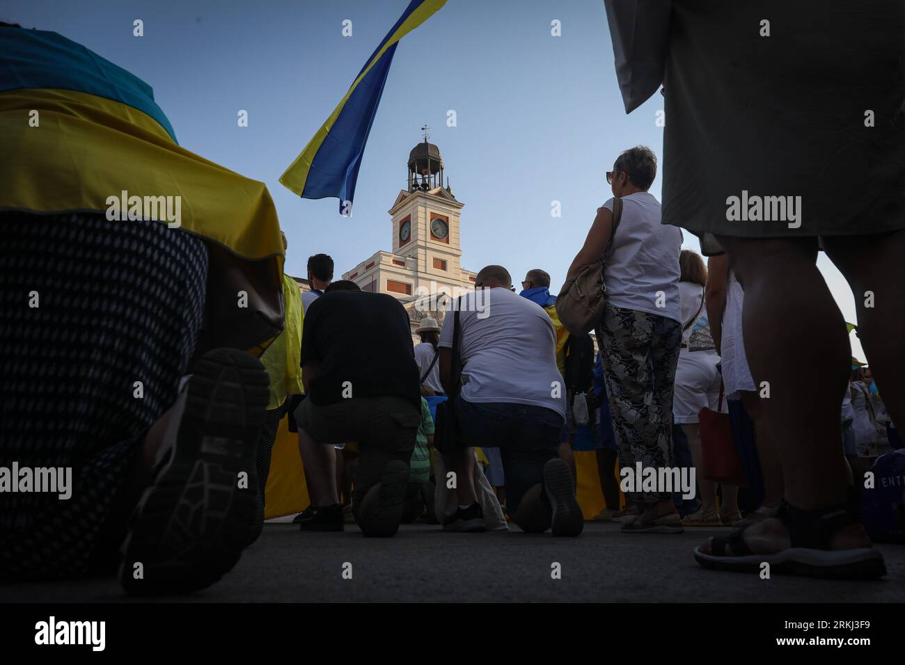 Madrid, Spain. 24th Aug, 2023. A group of Ukrainian protesters seen in front of the headquarters of the Community of Madrid during the rally. Ukrainians leaving in Spain celebrate the Independence Day in Ukraine and 24th of August marked the 18 months of Russian invasion into Ukraine. (Photo by David Canales/SOPA Images/Sipa USA) Credit: Sipa USA/Alamy Live News Stockfoto