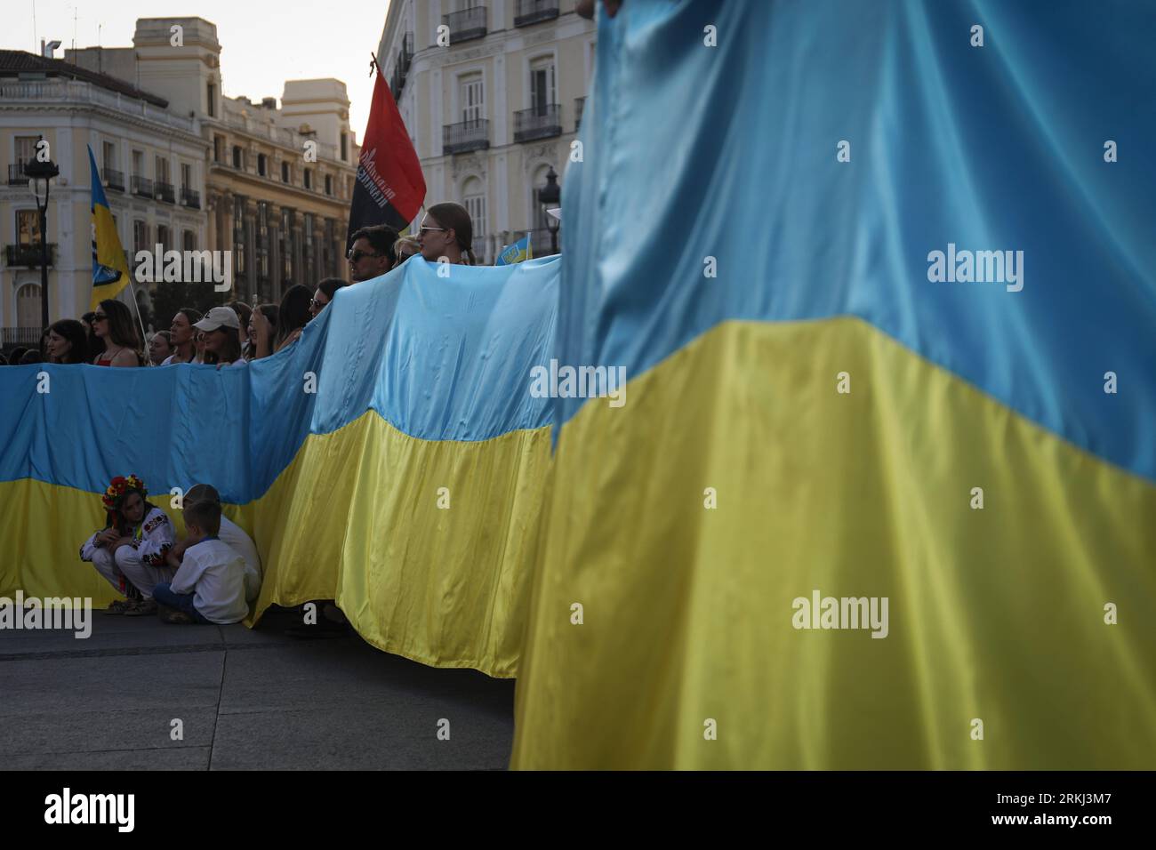 Madrid, Spain. 24th Aug, 2023. Protesters hold the Ukrainian flag during the rally. Ukrainians leaving in Spain celebrate the Independence Day in Ukraine and 24th of August marked the 18 months of Russian invasion into Ukraine. (Credit Image: © David Canales/SOPA Images via ZUMA Press Wire) EDITORIAL USAGE ONLY! Not for Commercial USAGE! Stockfoto