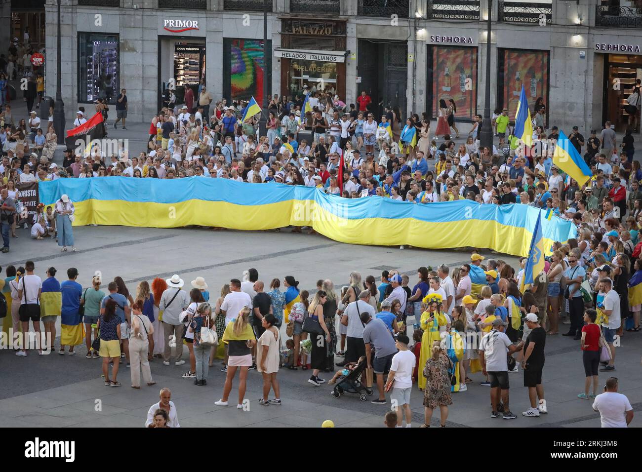 Madrid, Spain. 24th Aug, 2023. Protesters gather with flags during the rally. Ukrainians leaving in Spain celebrate the Independence Day in Ukraine and 24th of August marked the 18 months of Russian invasion into Ukraine. (Credit Image: © David Canales/SOPA Images via ZUMA Press Wire) EDITORIAL USAGE ONLY! Not for Commercial USAGE! Stockfoto