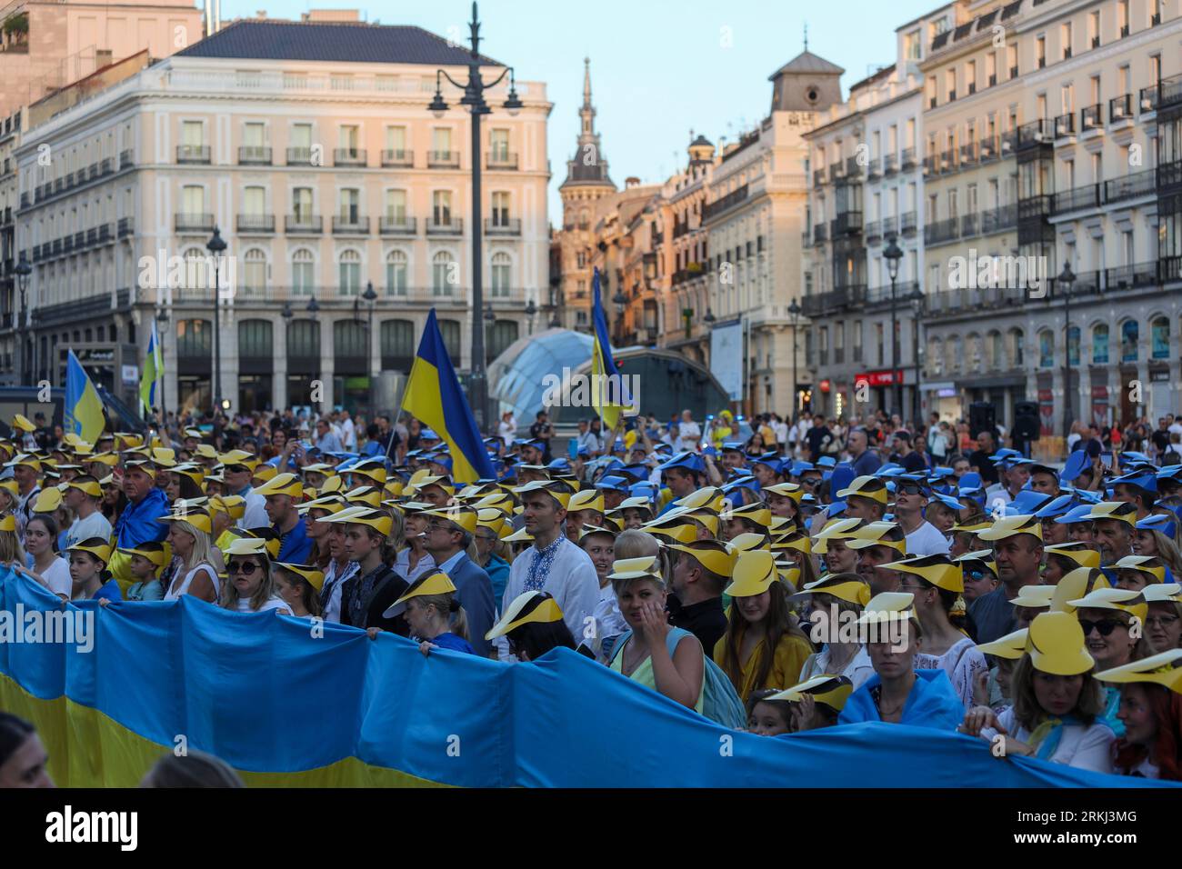Madrid, Spanien. August 2023. Demonstranten sahen sich während der Kundgebung in Puerta del Sol versammeln. Die Ukrainer, die in Spanien abreisen, feiern den Unabhängigkeitstag in der Ukraine, und der 24. August markierte die 18 Monate der russischen Invasion in die Ukraine. (Credit Image: © David Canales/SOPA Images via ZUMA Press Wire) NUR REDAKTIONELLE VERWENDUNG! Nicht für kommerzielle ZWECKE! Stockfoto