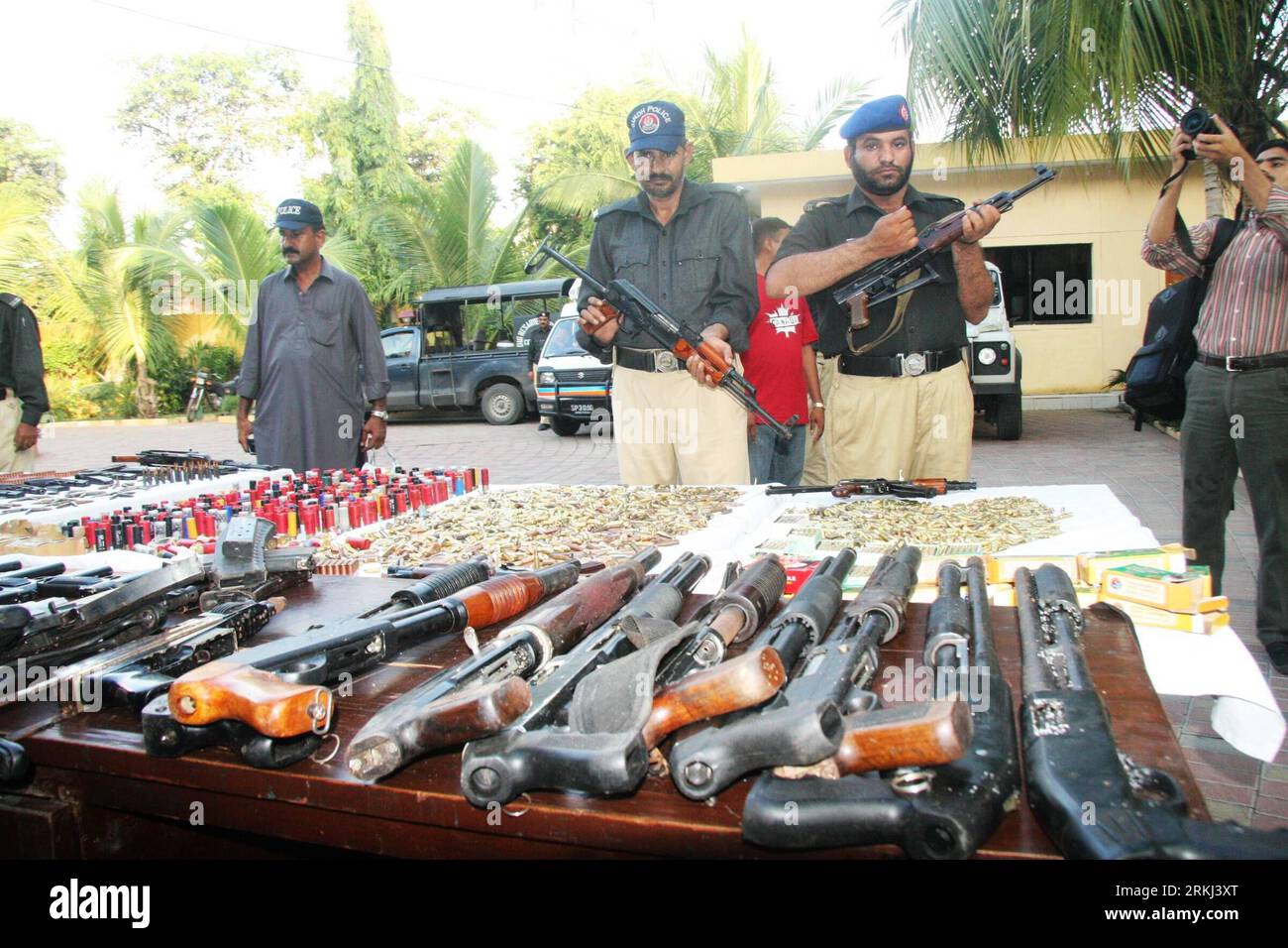 Bildnummer: 55977092 Datum: 15.09.2011 Copyright: imago/Xinhua (110915) -- KARACHI, 15. September 2011 (Xinhua) -- pakistanische Polizisten zeigen Waffen, die bei Hausdurchsuchungen gegen kriminelle Banden und Erpressungsmafien in der südpakistanischen Hafenstadt Karachi, 15. September 2011, beschlagnahmt wurden. (Xinhua/Masroor) (Axy) PAKISTAN-KARACHI-WAFFENBESCHLAGNAHME PUBLICATIONxNOTxINxCHN Gesellschaft Polizei Sicherstellung Fund Waffenfund Waffen Schusswaffen xjh x0x 2011 quer 55977092 Datum 15 09 2011 Copyright Imago XINHUA Karachi 15. September 2011 XINHUA pakistanische Polizisten zeigen Waffen, die im Haus beschlagnahmt wurden Stockfoto