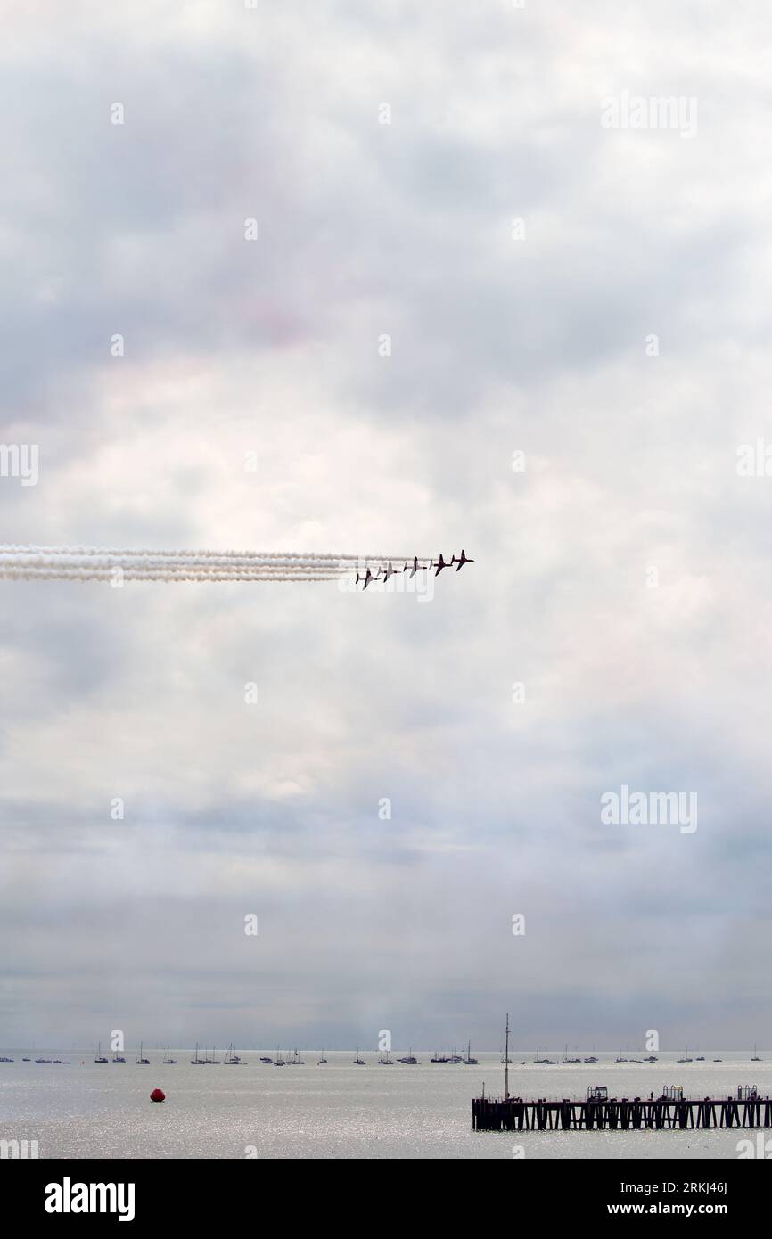 Rote Pfeile zeigen das Team auf der Clacton Air Show an Stockfoto