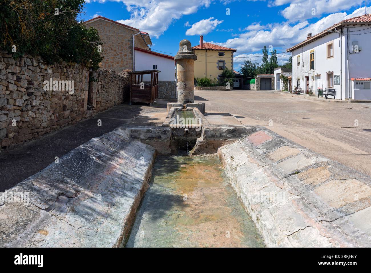 Europa, Spanien, Kastilien und León, Olleros de Pisuerga, traditionelle Häuser und Wasserbrunnen an der Calle Mayor Ollé Stockfoto