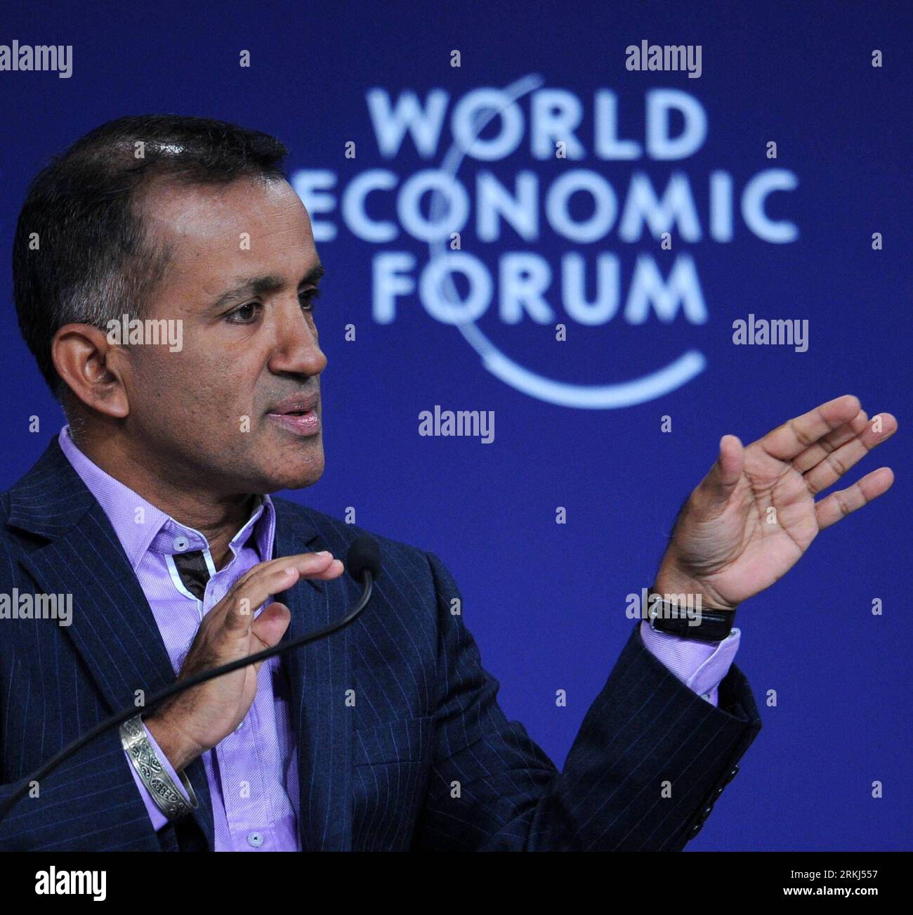 Bildnummer: 55988399 Datum: 16.09.2011 Copyright: imago/Xinhua (110916) -- DALIAN, 16. September 2011 (Xinhua) --Chandran Nair, Gründer und Chief Executive Officer des Global Institute for Tomorrow aus Hong Kong SAR, spricht während einer Plenarsitzung zum Thema „neue Grenzen des Konsums“ während des Weltwirtschaftsforums, das am 16. September 2011 in Dalian, einer Küstenstadt in der Provinz Liaoning im Nordosten Chinas, stattfindet. (Xinhua/Yao Jianfeng) (ly) CHINA-DALIAN-SUMMER DAVOS-CONSUMPTION BORDERS (CN) PUBLICATIONxNOTxINxCHN People Wirtschaf Stockfoto