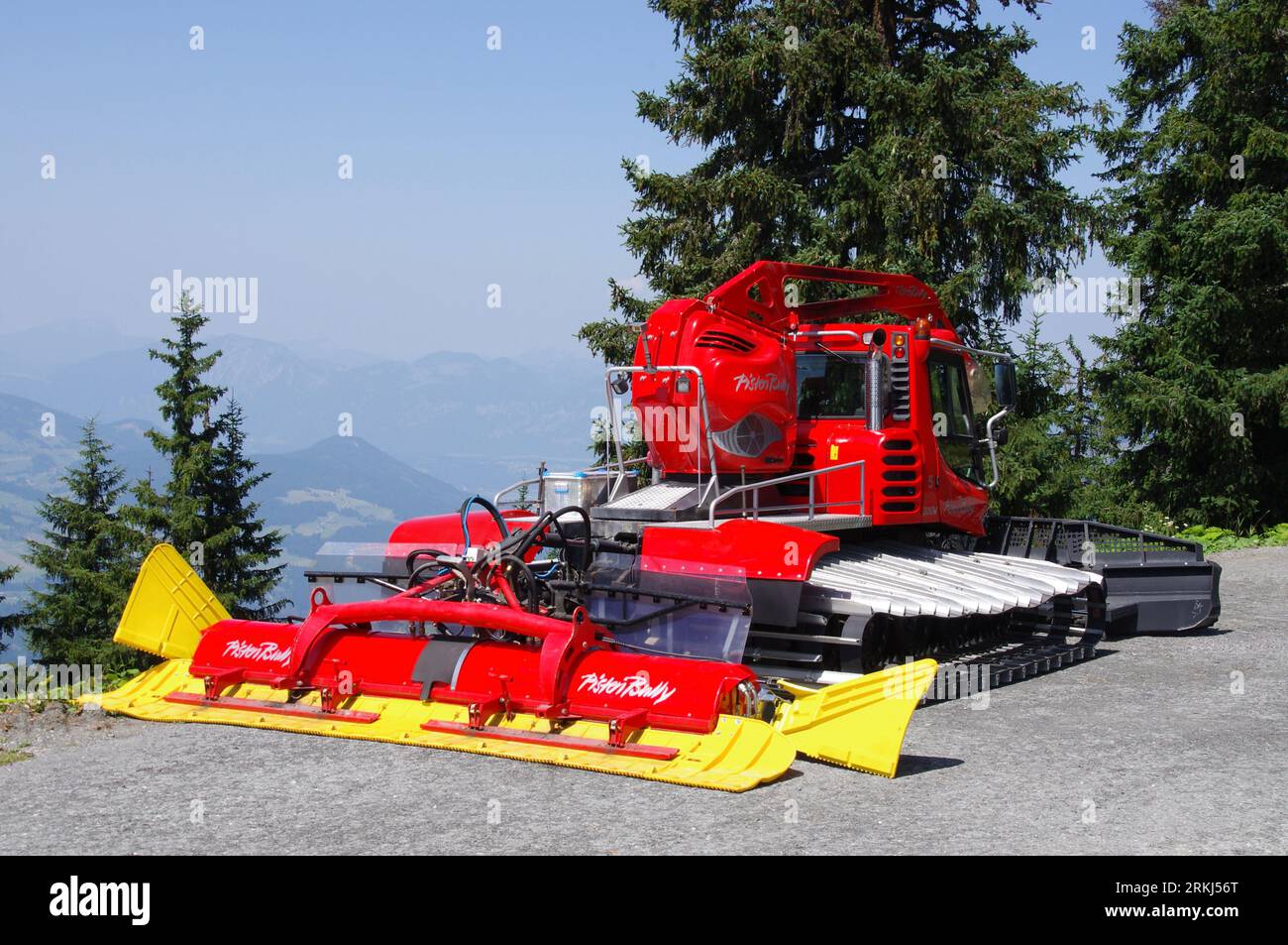 Söll, Österreich, 6. August 2013. Piston Bully Snow Groomer im Sommer. Stockfoto