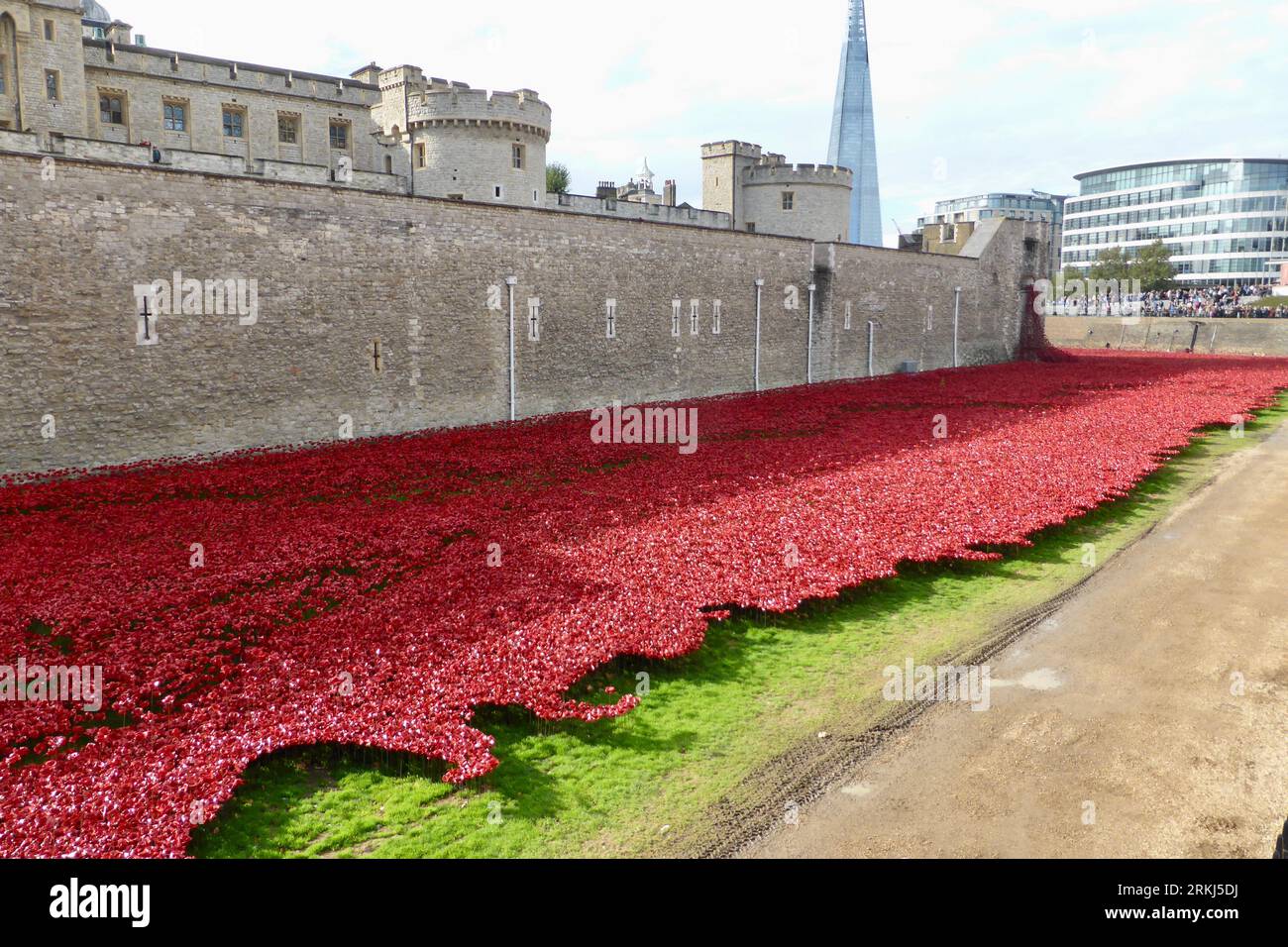 London, Großbritannien. Der Tower of London Moat füllte sich mit Keramik-Mohnblumen, einer Kunstinstallation namens Blood Swept Lands and Seas of Red. Stockfoto